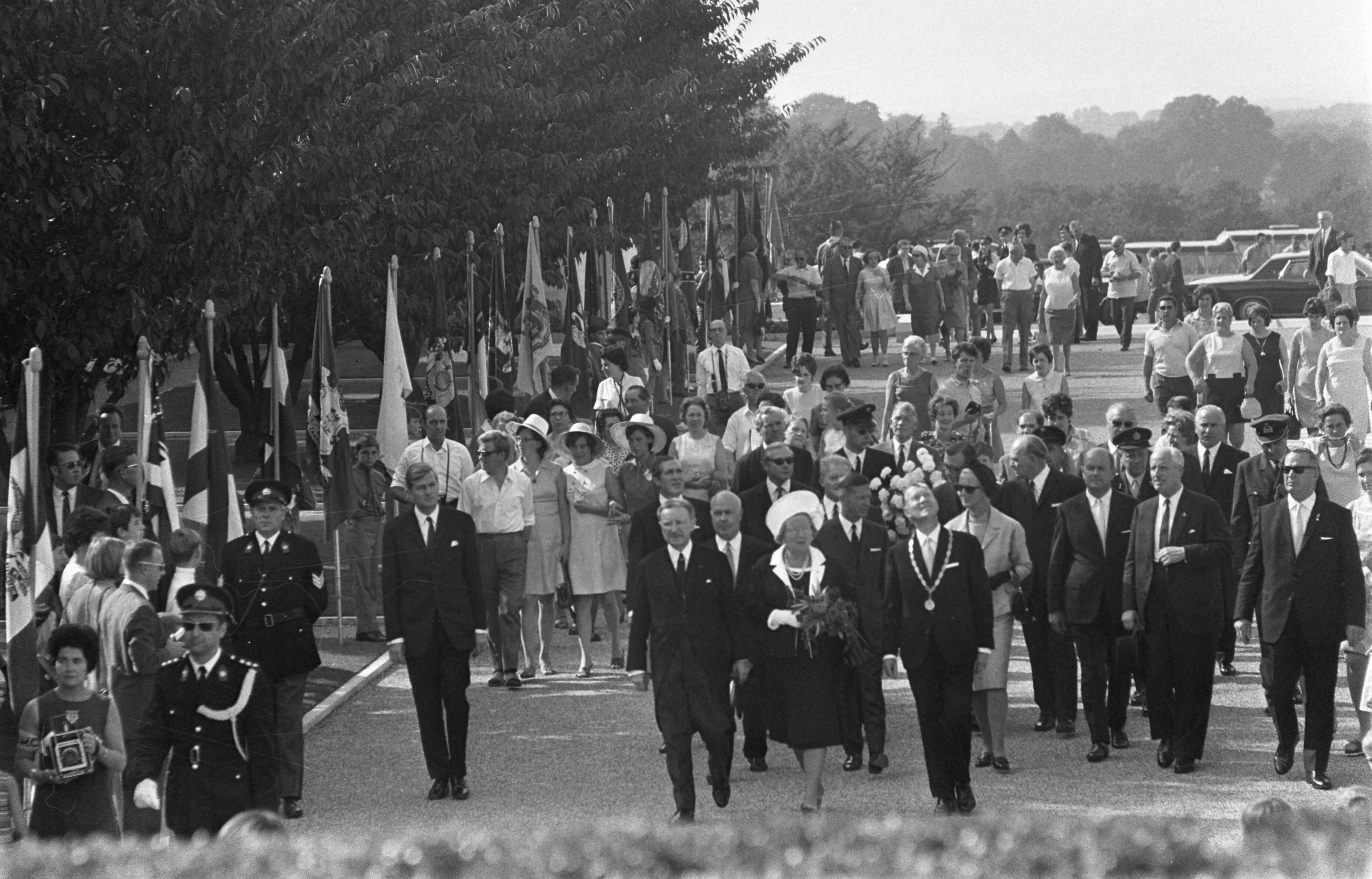 Fotocollectie Anefo — H. M. Kon. Juliana bezoekt Z. Limburg t.g.v. 25-j. herdenking van de bevrijding: bezoek Margraten — Foto: Mieremet, Rob / Anefo. Licentie: Set B: Rechtenvrij / Publiek Domein. Bron: Nationaal Archief. http://hdl.handle.net/10648/ab798426-d0b4-102d-bcf8-003048976d84