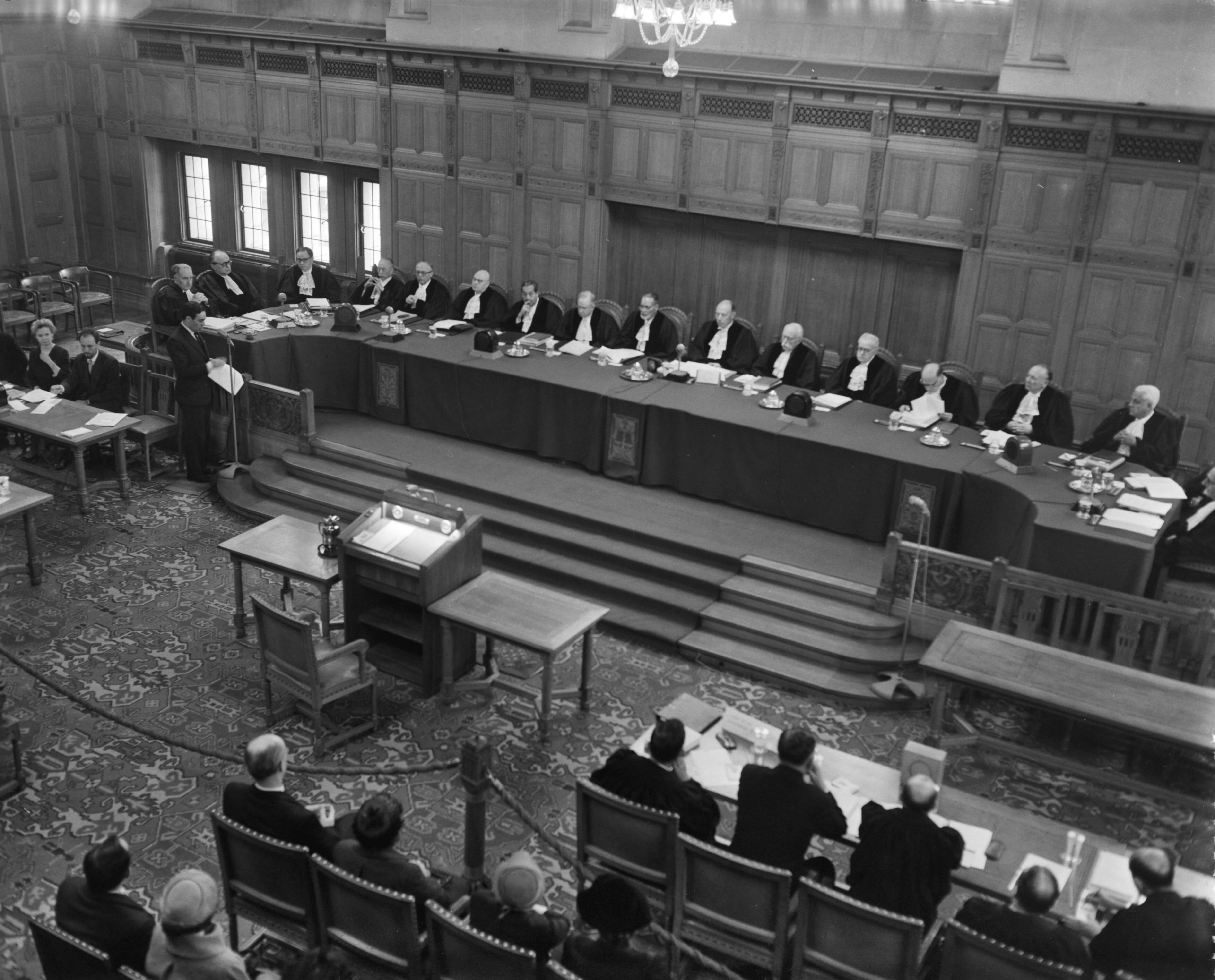 Fotocollectie Anefo — Behandeling door het Internationale Gerechtshof te Den Haag van het Israelisch-Bulgaars vliegtuigincident van 27 juli 1955 — Foto: Bilsen, Joop van / Anefo. Licentie: Set B: Rechtenvrij / Publiek Domein. Bron: Nationaal Archief. http://hdl.handle.net/10648/a98f98e4-d0b4-102d-bcf8-003048976d84