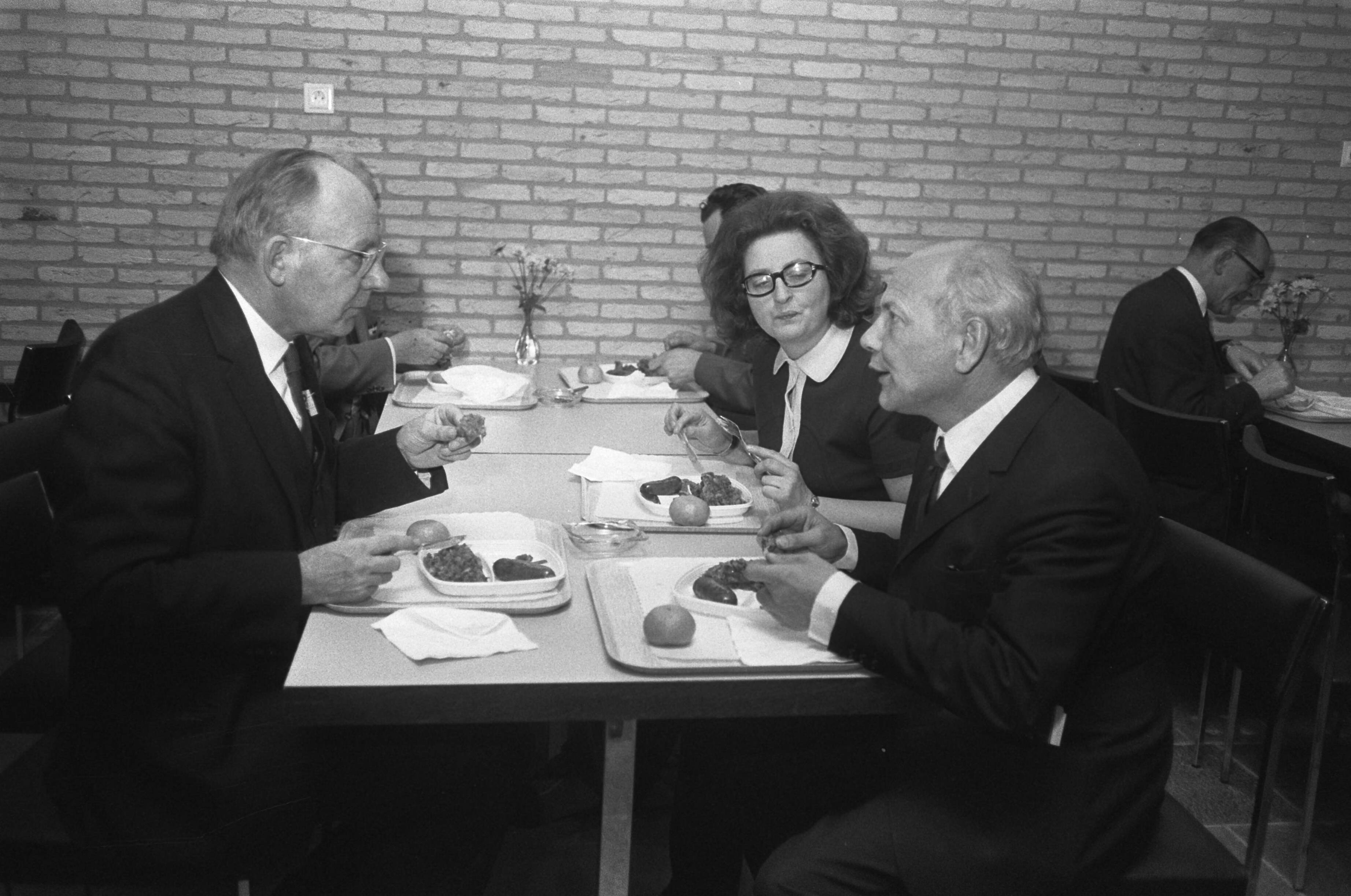 Fotocollectie Anefo — PVDA-congres in Groningen. Parijvoorzitter dr A. Vondeling en rechts drs. J. Den Uyl met echtgenote aan de lunch — Foto: Koch, Eric / Anefo. Licentie: Set B: Rechtenvrij / Publiek Domein. Bron: Nationaal Archief. http://hdl.handle.net/10648/ab8959b4-d0b4-102d-bcf8-003048976d84