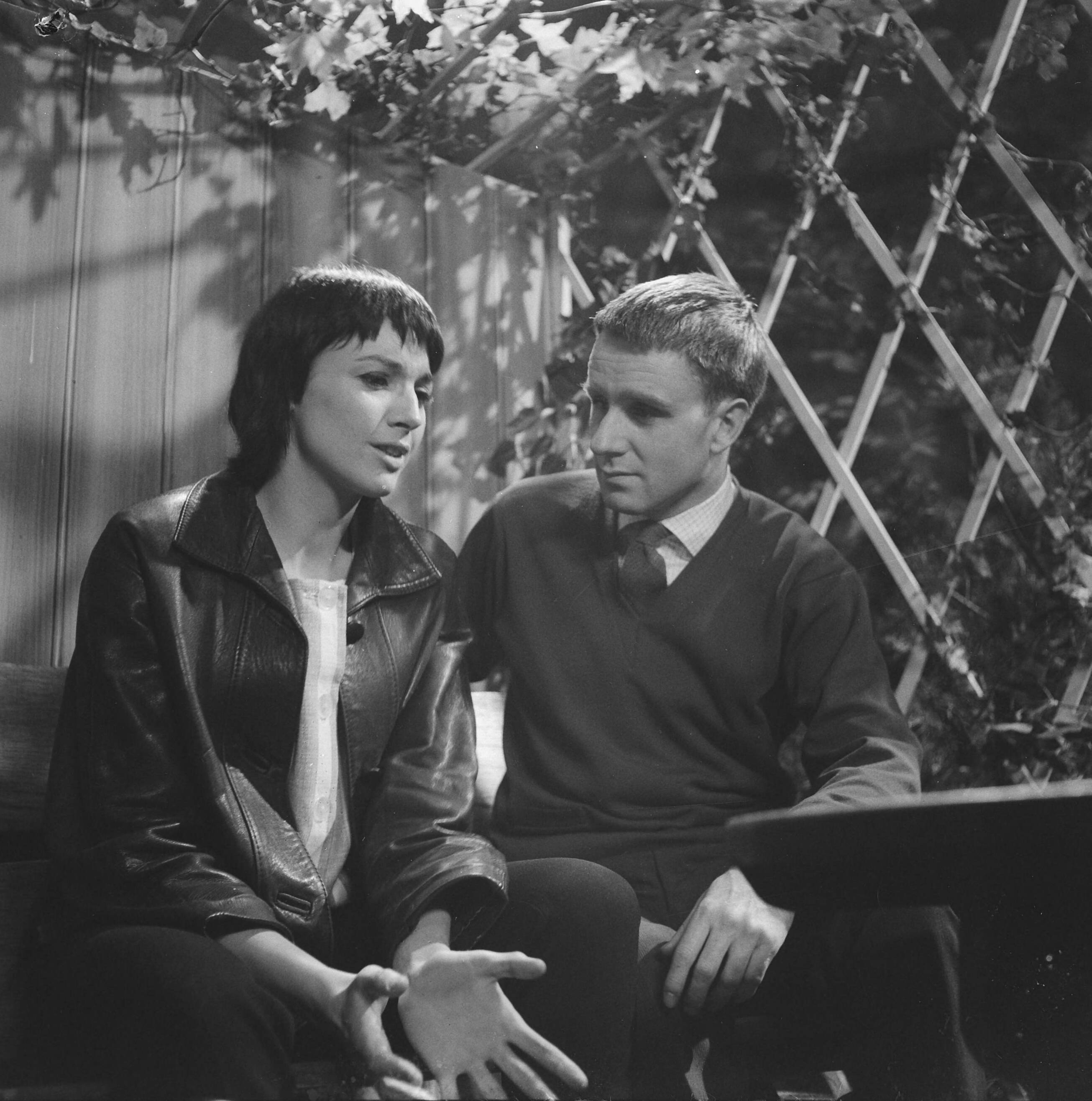 Fotocollectie Anefo — VARA televisieserie "Bijna Twintig". Eenakter "Toen ik bijna twintig was¨van J.G. Toonder. Kitty Courbois en Jurg Molenaar — Foto: Lindeboom, Henk / Anefo. Licentie: Set B: Rechtenvrij / Publiek Domein. Bron: Nationaal Archief. http://hdl.handle.net/10648/a9cca2d4-d0b4-102d-bcf8-003048976d84