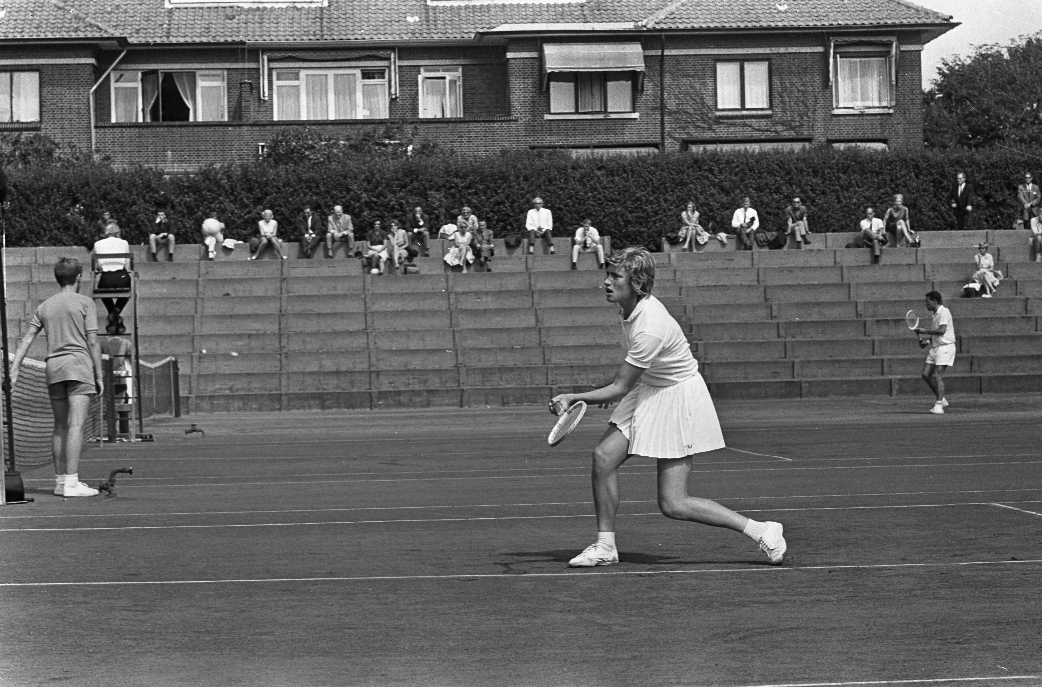 Fotocollectie Anefo — Nederlandse tenniskampioenschappen op de METS-banen te Scheveningen. Trudy Groenman in actie — Foto: Koch, Eric / Anefo. Licentie: Set B: Rechtenvrij / Publiek Domein. Bron: Nationaal Archief. http://hdl.handle.net/10648/aaba49a8-d0b4-102d-bcf8-003048976d84