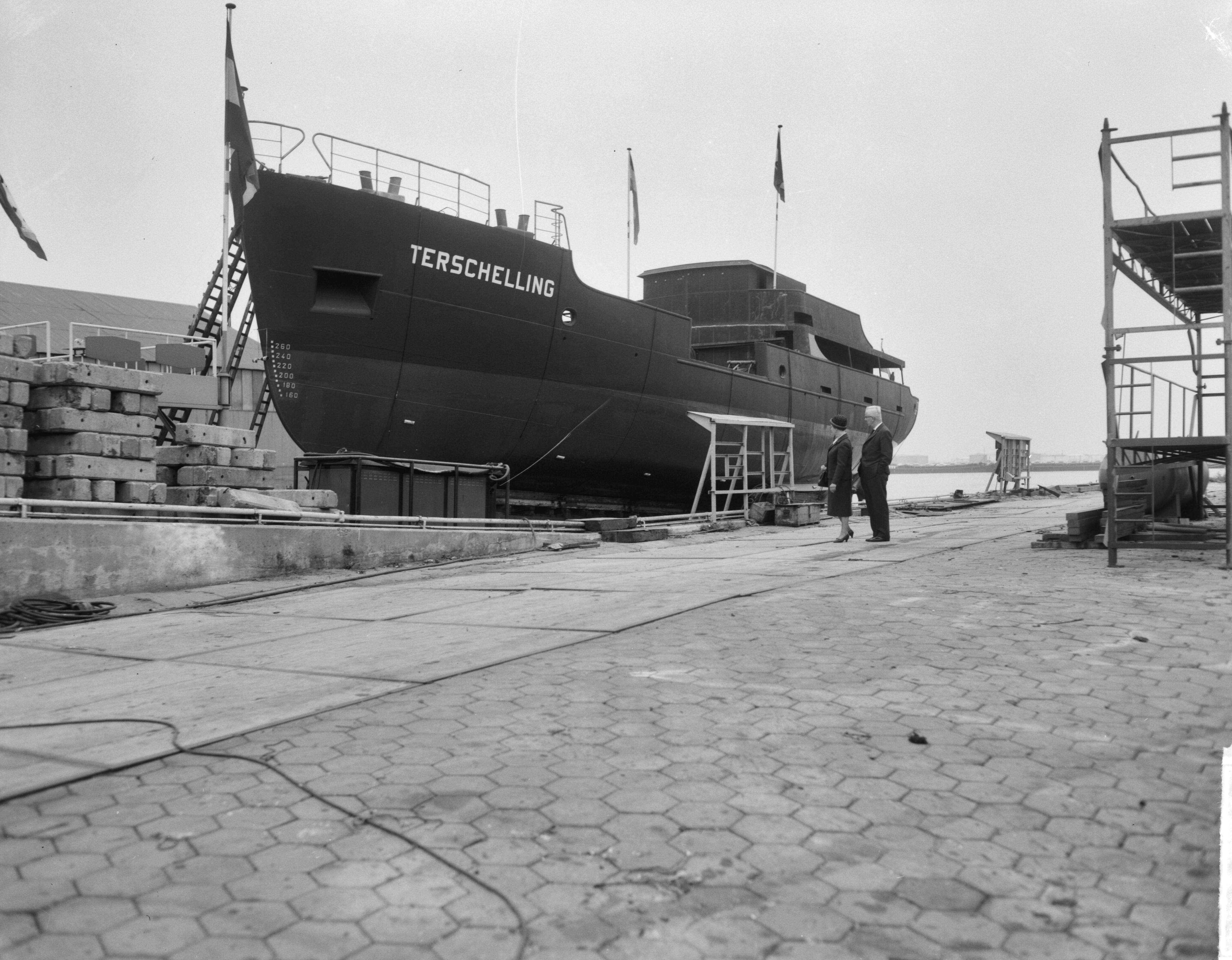 Tewaterlating betonningsvaartuig "Terschelling" — Tewaterlating betonningsvaartuig "Terschelling" op de scheepswerf Achtersluispolder van de Zaanlandse Scheepsbouw Maatschappij (Z.S.M.) — Foto: Bilsen, Joop van / Anefo. Licentie: Set B: Rechtenvrij / Publiek Domein. Bron: Nationaal Archief. http://hdl.handle.net/10648/aa467cc6-d0b4-102d-bcf8-003048976d84
