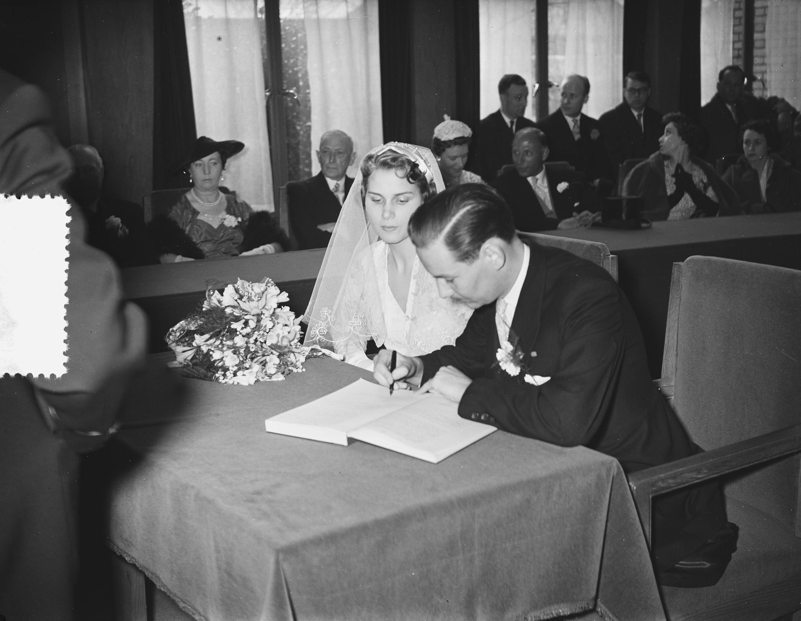 Huwelijk van tennisster Fenny ten Bosch met mr. J. F. A. de Soet — Foto: Bilsen, Joop van / Anefo. — Licentie: Set B: Rechtenvrij / Publiek Domein. Bron: Nationaal Archief. http://hdl.handle.net/10648/a943efb6-d0b4-102d-bcf8-003048976d84