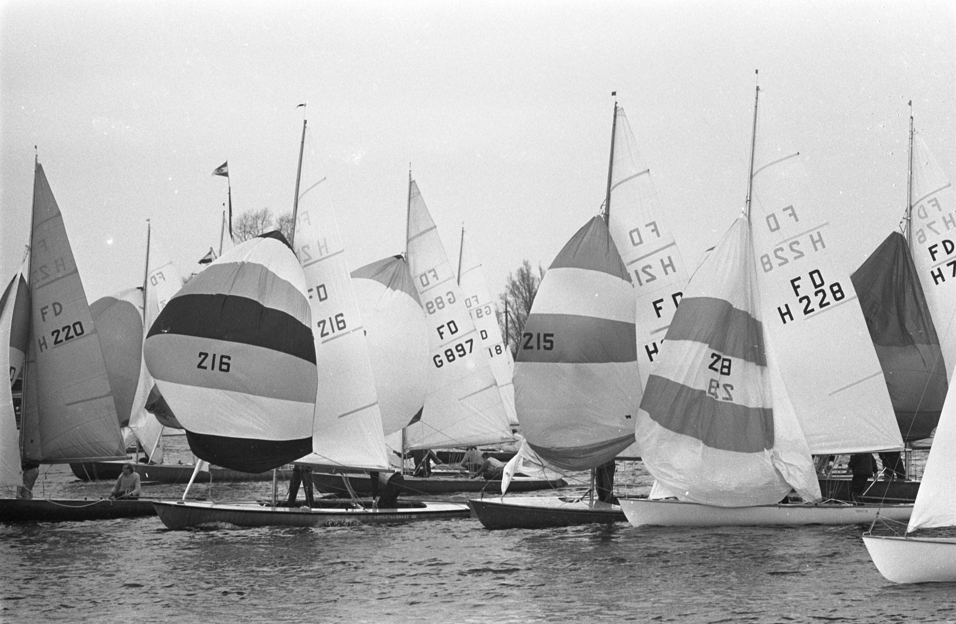Fotocollectie Anefo — Paasregatta, zeilwedstrijden te Loosdrecht. Actiefotos tijdens zeilwedstrijden — Foto: Kroon, Ron / Anefo. Licentie: Set B: Rechtenvrij / Publiek Domein. Bron: Nationaal Archief. http://hdl.handle.net/10648/ab3cea66-d0b4-102d-bcf8-003048976d84