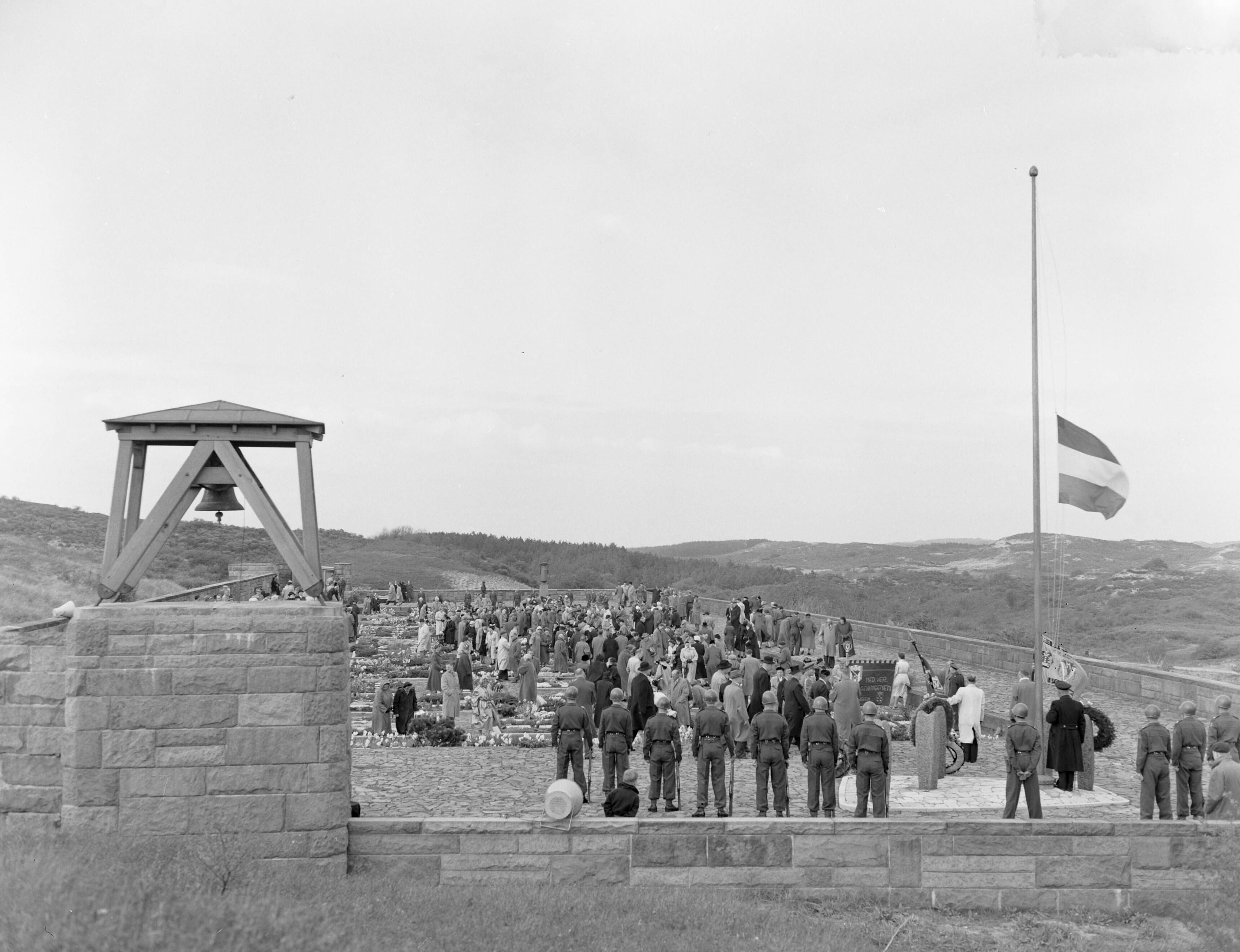 Fotocollectie Anefo — Herdenking op de erebegraafplaats Overveen — Foto: Pot, Harry / Anefo. Licentie: Set B: Rechtenvrij / Publiek Domein. Bron: Nationaal Archief. http://hdl.handle.net/10648/a93504f6-d0b4-102d-bcf8-003048976d84