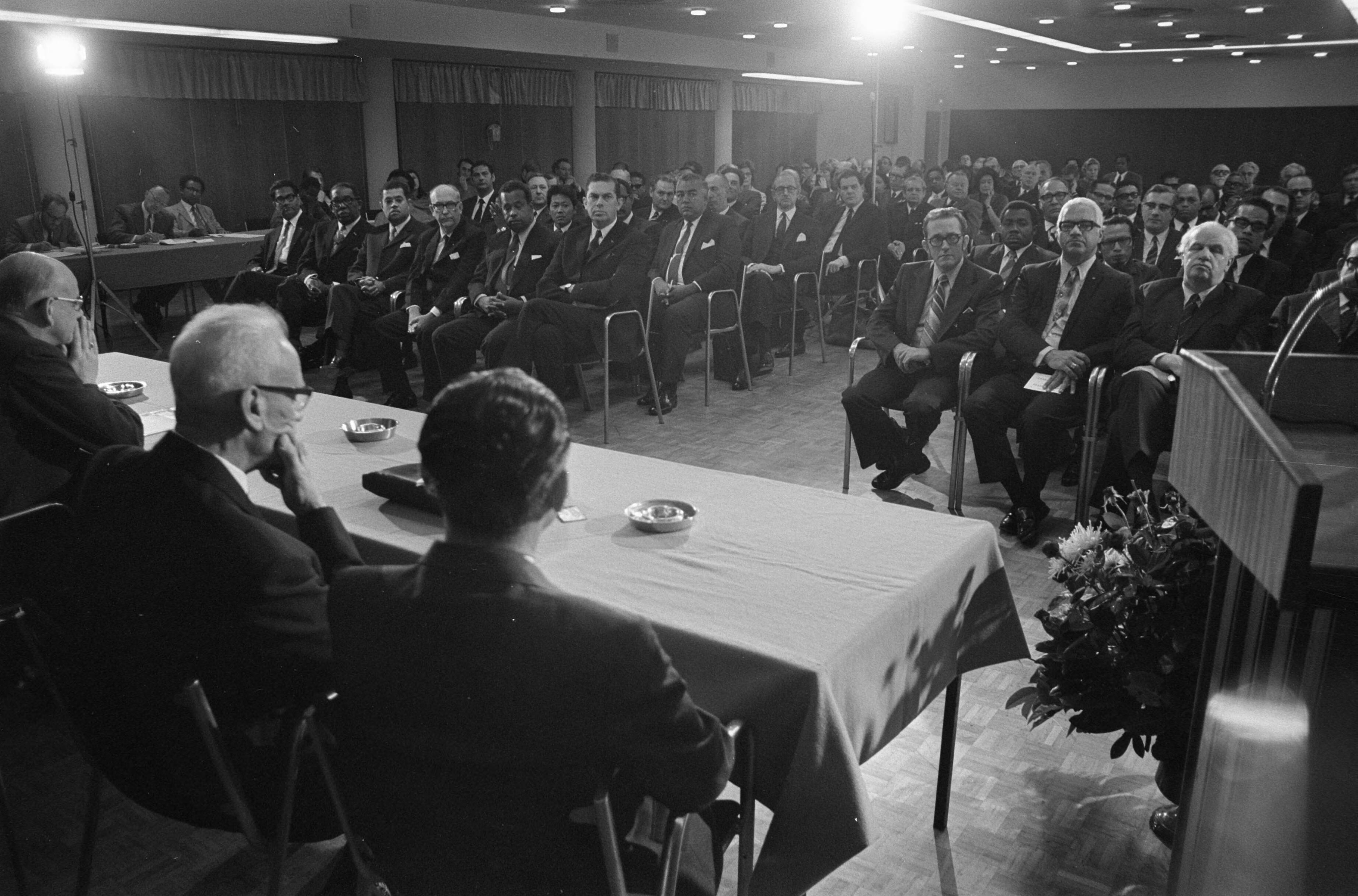 Fotocollectie Anefo — Installatie Koninkrijkscommissie in Congresgebouw in Den Haag — Foto: Mieremet, Rob / Anefo. Licentie: Set B: Rechtenvrij / Publiek Domein. Bron: Nationaal Archief. http://hdl.handle.net/10648/abe5179a-d0b4-102d-bcf8-003048976d84