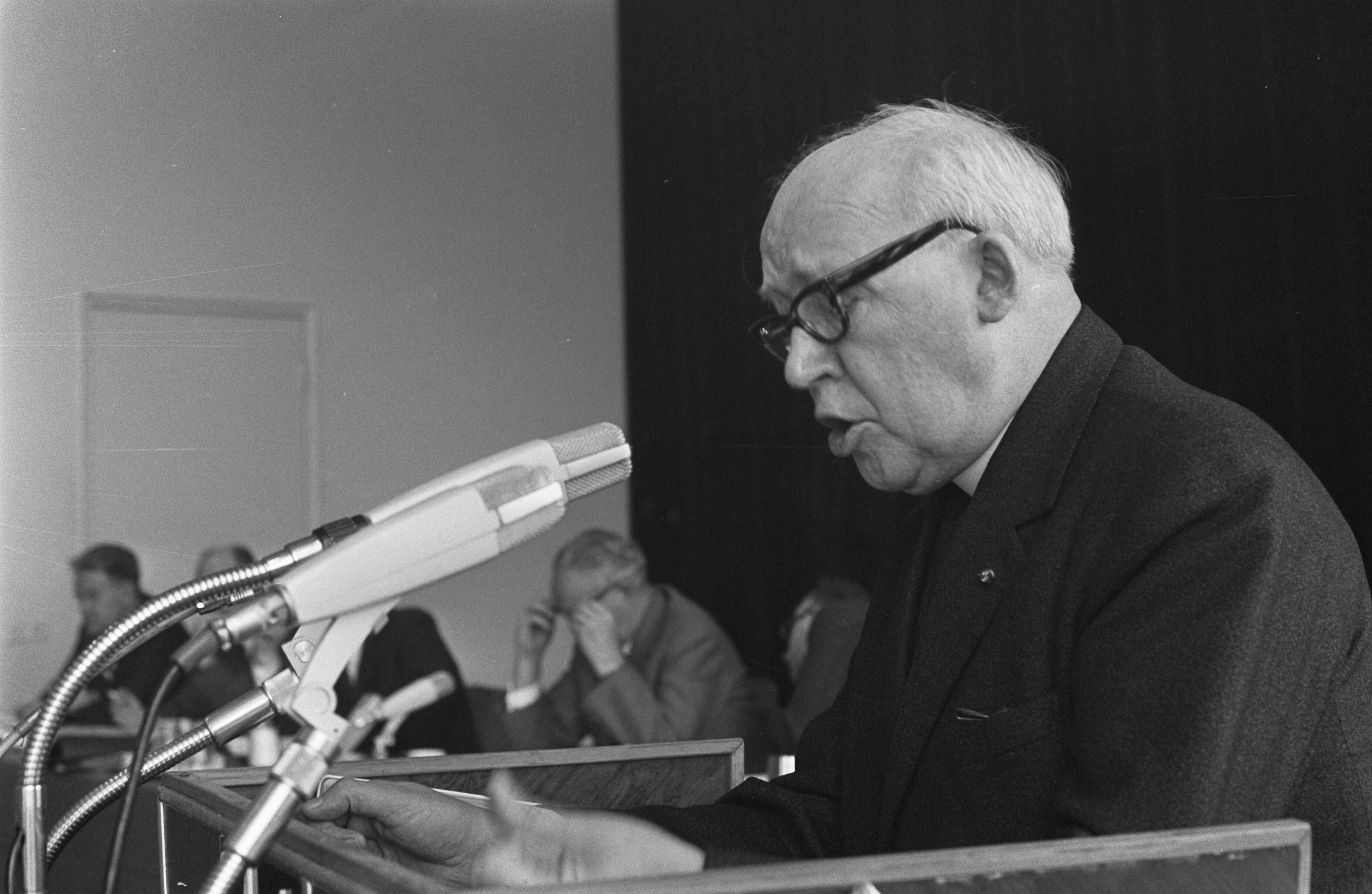 Fotocollectie Anefo — Verbondsvergadering van N.K.V. in Utrecht rector J. Doesburg , kop — Foto: Kroon, Ron / Anefo. Licentie: Set B: Rechtenvrij / Publiek Domein. Bron: Nationaal Archief. http://hdl.handle.net/10648/ab585292-d0b4-102d-bcf8-003048976d84