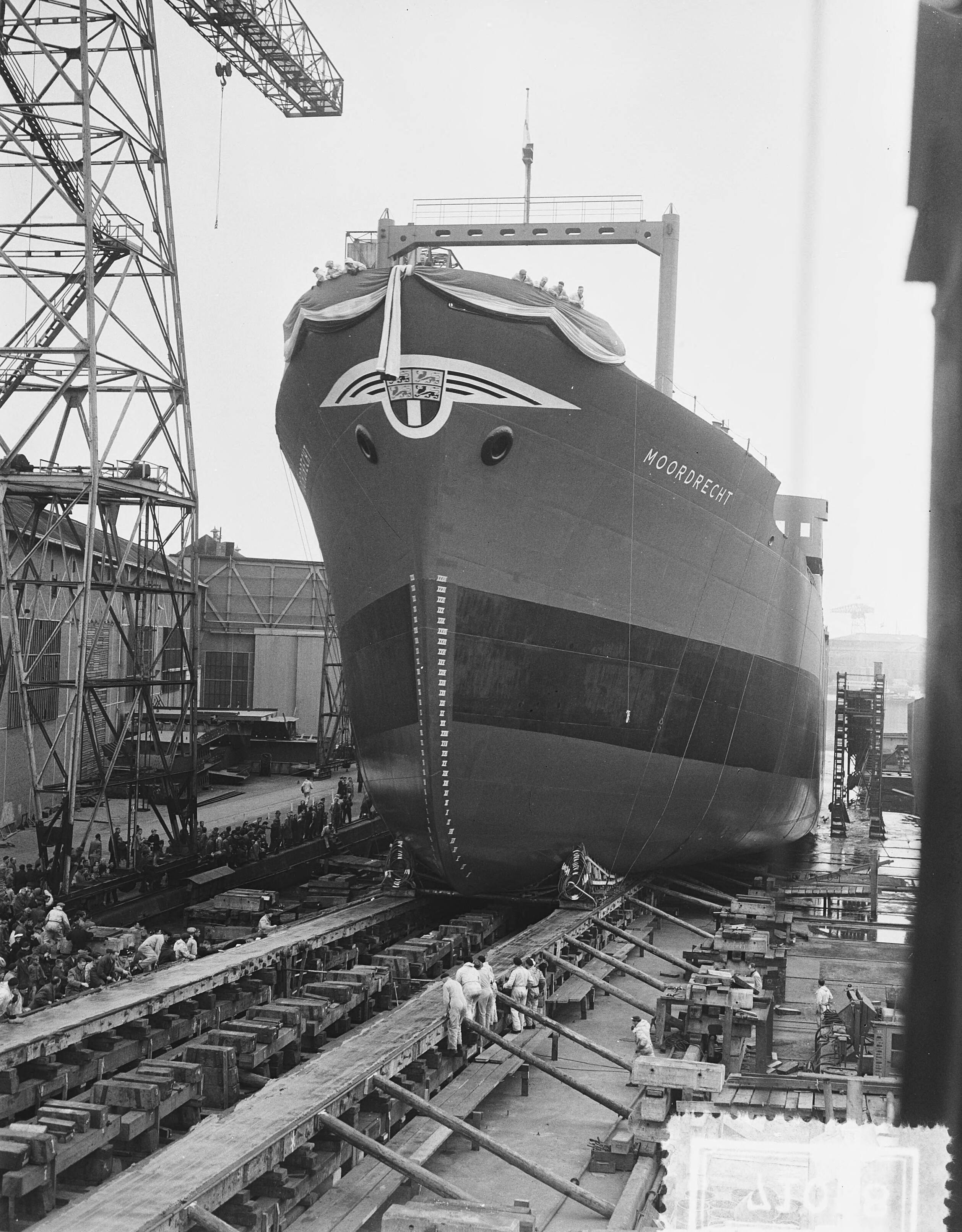 Fotocollectie Anefo — Tewaterlating van de tanker "Moordrecht" bij de N.V. Kon. Mij. "De Schelde" te Vlissingen — Foto: Bilsen, Joop van / Anefo. Licentie: Set B: Rechtenvrij / Publiek Domein. Bron: Nationaal Archief. http://hdl.handle.net/10648/a93461c2-d0b4-102d-bcf8-003048976d84