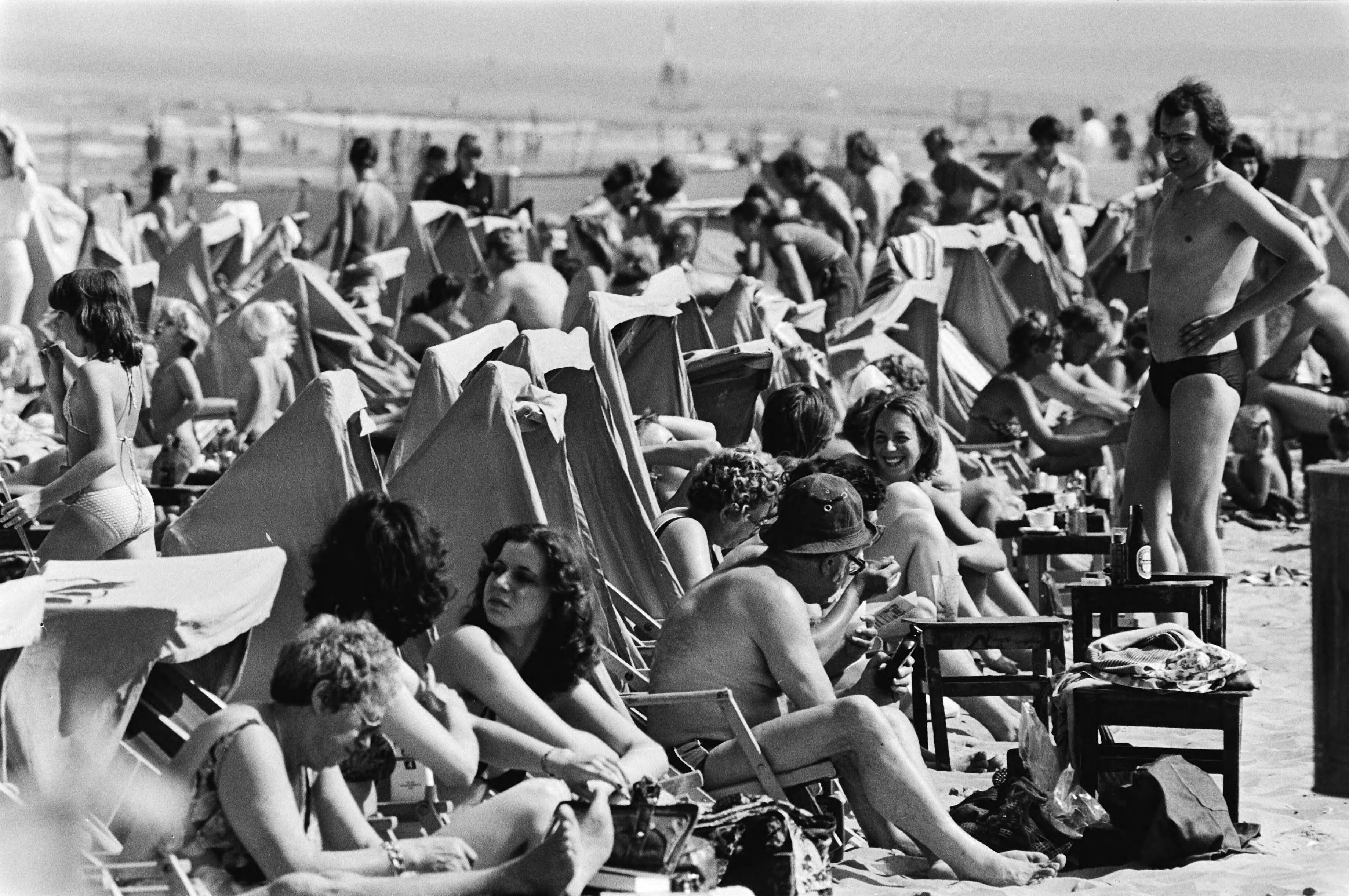 Fotocollectie Anefo — Eindelijk zomer, zonnende mensen op het strand in Scheveningen — Foto: Suyk, Koen / Anefo (1). Licentie: Set B: Rechtenvrij / Publiek Domein. Bron: Nationaal Archief. http://hdl.handle.net/10648/acce60e4-d0b4-102d-bcf8-003048976d84