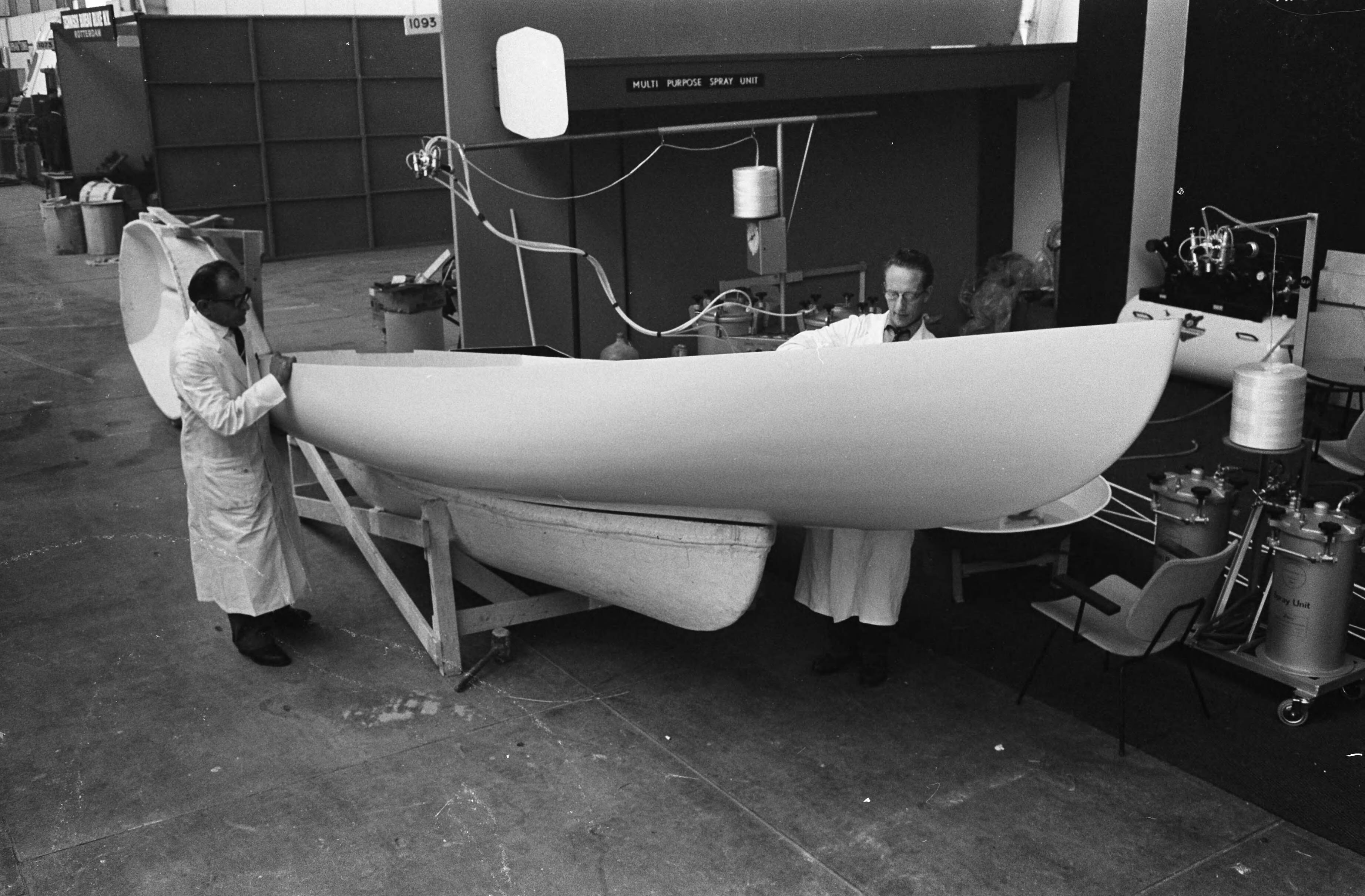 Fotocollectie Anefo — Tentoonstelling MacroPlastic 1962 in de Jaarbeurs te Utrecht, de firma Zaco geeft demonstratie met de Multi Purpose spray Unit — Foto: Pot, Harry / Anefo. Licentie: Set B: Rechtenvrij / Publiek Domein. Bron: Nationaal Archief. http://hdl.handle.net/10648/aa1bdbd8-d0b4-102d-bcf8-003048976d84
