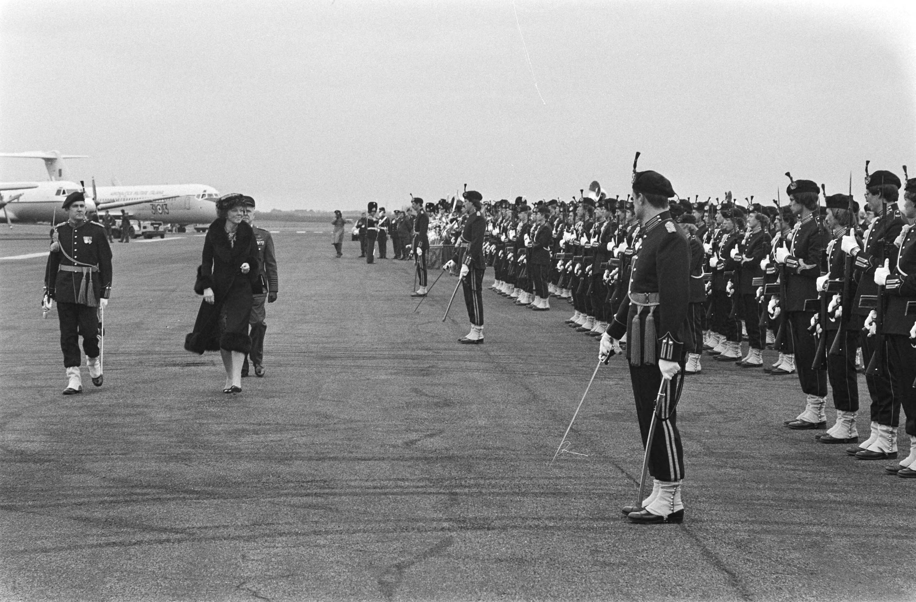Fotocollectie Anefo — Europese Raad in Maastricht, Koningin Beatrix inspecteert de erewacht bij vliegveld Beek — Foto: Croes, Rob C. / Anefo. Licentie: Set B: Rechtenvrij / Publiek Domein. Bron: Nationaal Archief. http://hdl.handle.net/10648/acf7c6f0-d0b4-102d-bcf8-003048976d84