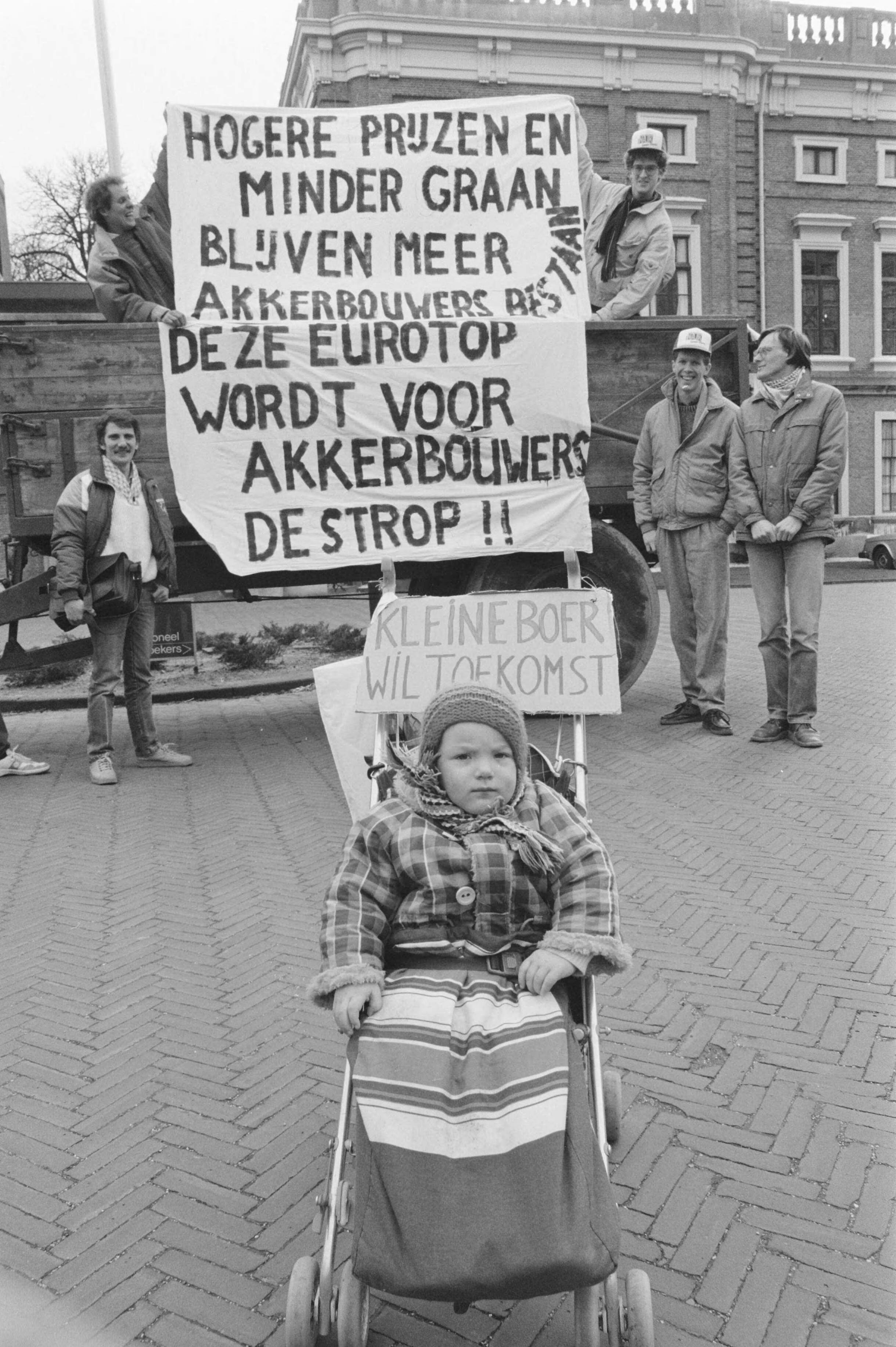 Fotocollectie Anefo — Demonstratie akkerbouwers bij Provinciehuis in Haarlem voor redelijke prijzen en produktiebeheersing — Foto: Croes, Rob C. / Anefo. Licentie: Set B: Rechtenvrij / Publiek Domein. Bron: Nationaal Archief. http://hdl.handle.net/10648/ad68735a-d0b4-102d-bcf8-003048976d84