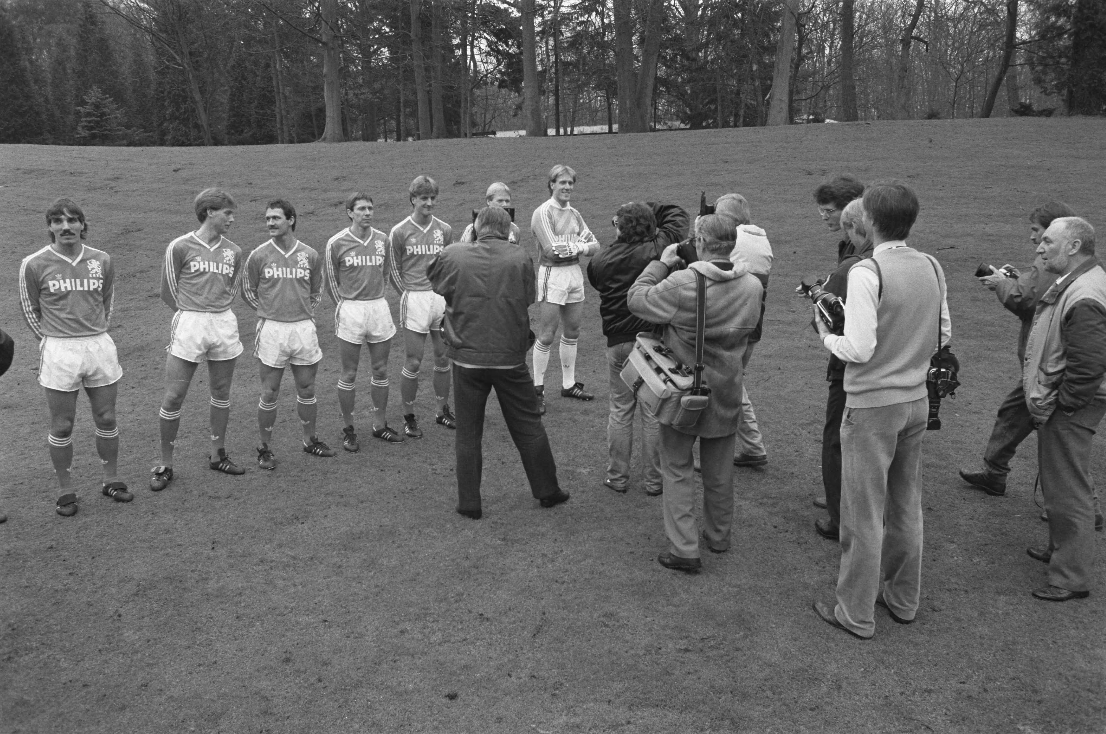 Fotocollectie Anefo — Selectie Nederlands elftal in Zeist; v.l.n.r. Vanenburg, Gullit, R. Koeman — Foto: Croes, Rob C. / Anefo. Licentie: Set B: Rechtenvrij / Publiek Domein. Bron: Nationaal Archief. http://hdl.handle.net/10648/ad6978ae-d0b4-102d-bcf8-003048976d84