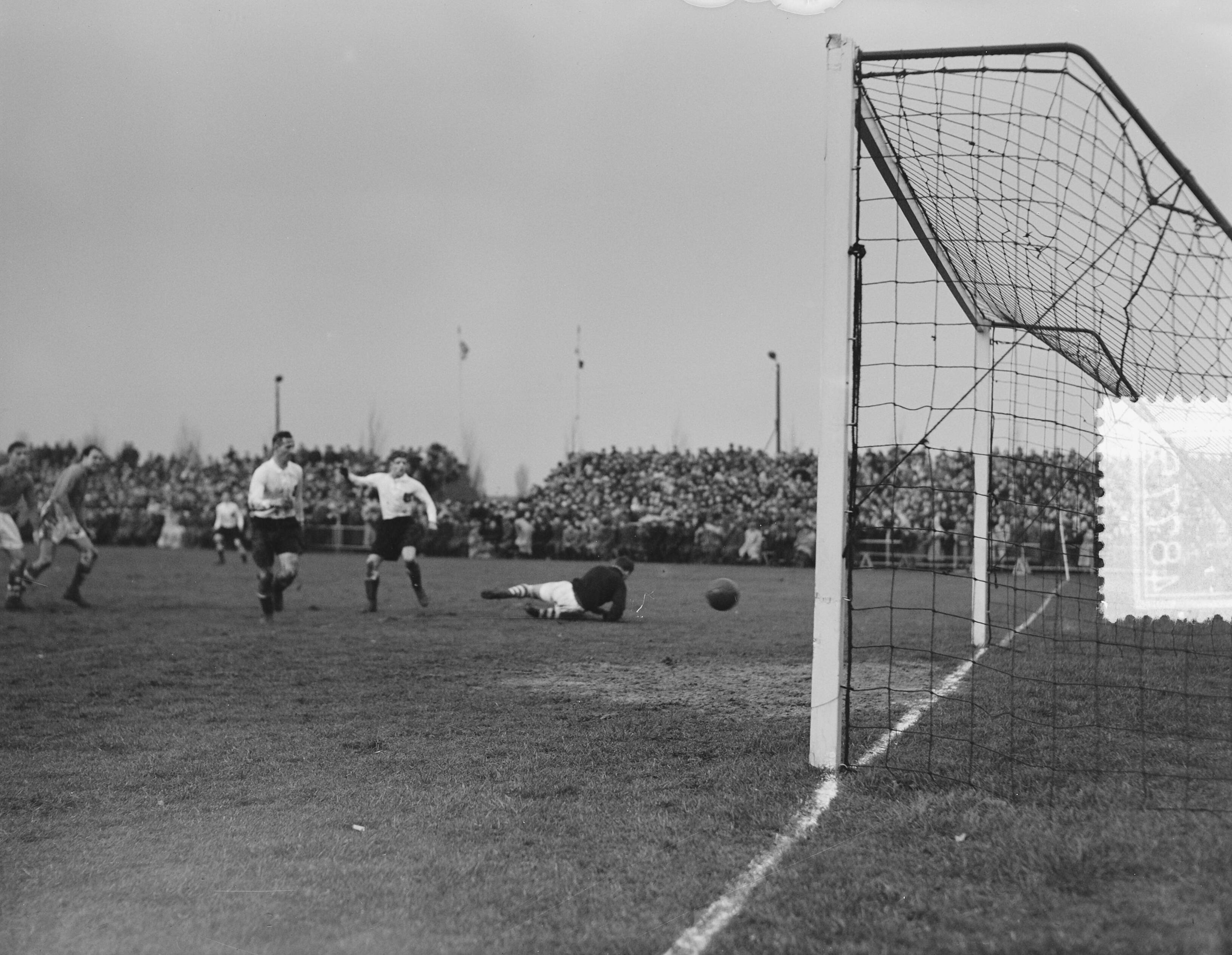 Fotocollectie Anefo — Voetbal. Noord-Nederland tegen Denemarken-B 3-2. Doelpunt van rechtsbinnen Lugthart (1-1) De Deense keeper From is al gepasseerd. Midvoor Pals (midden) hoeft niets te doen — Foto: Duinen, H. van / Anefo. Licentie: Set B: Rechtenvrij / Publiek Domein. Bron: Nationaal Archief. http://hdl.handle.net/10648/a8f2d3e2-d0b4-102d-bcf8-003048976d84