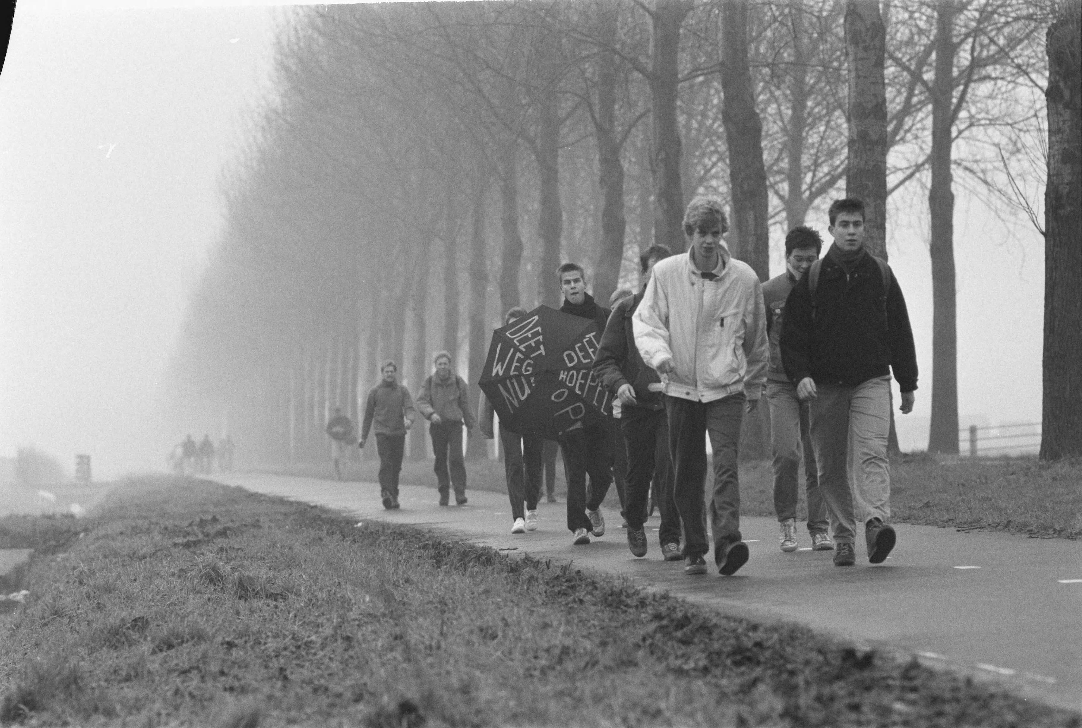 Fotocollectie Anefo — 125 studenten te voet van Amsterdam naar Den Haag uit protest tegen beleid minister Deetman — Foto: Croes, Rob C. / Anefo. Licentie: Set B: Rechtenvrij / Publiek Domein. Bron: Nationaal Archief. http://hdl.handle.net/10648/ad668ffe-d0b4-102d-bcf8-003048976d84