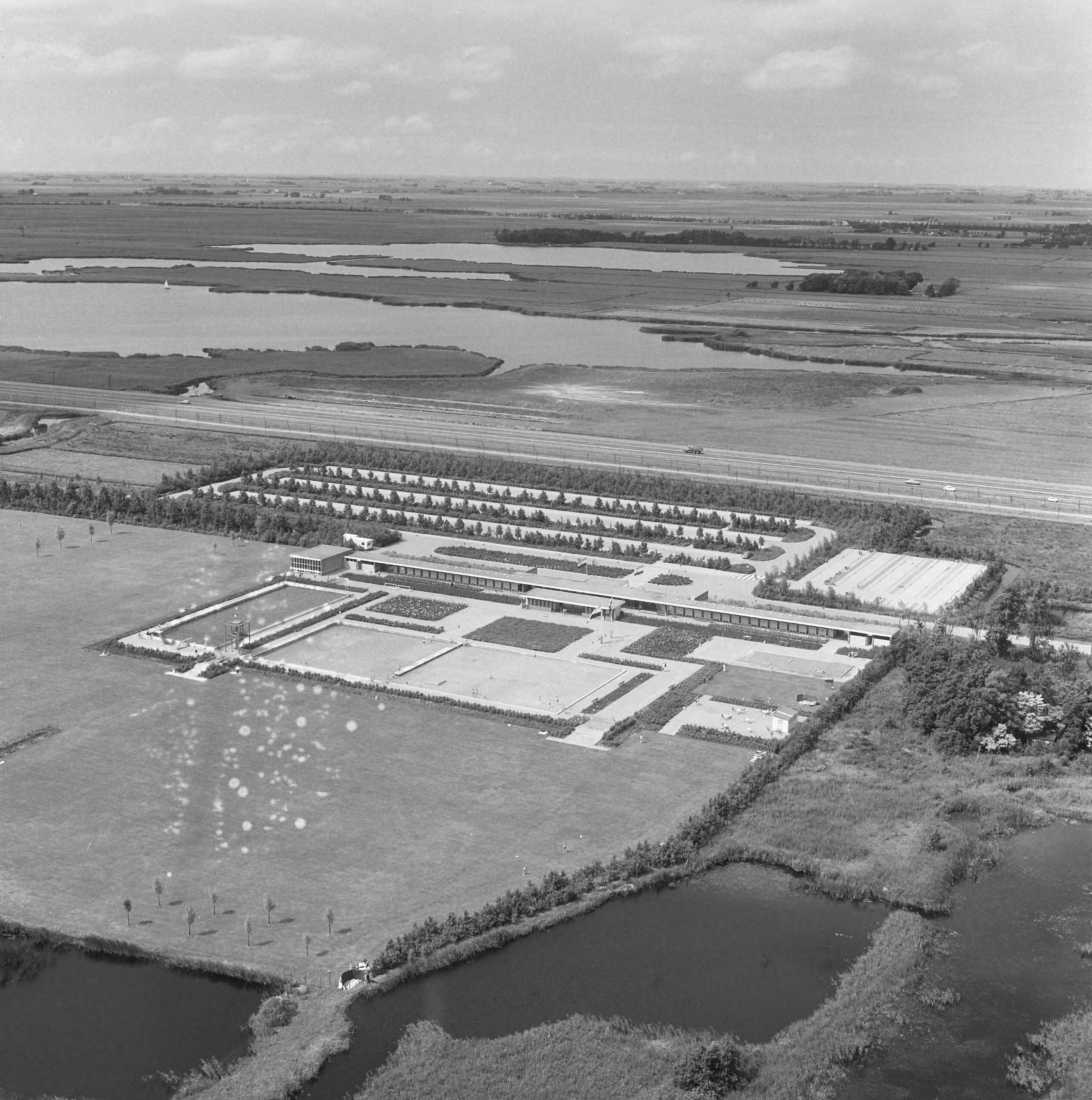 Fotocollectie Nederlandse Heidemaatschappij — Luchtopname. Openluchtzwembad Kleine Wielen bij Leeuwarden — Foto: Fotograaf Onbekend / Heidemij. Licentie: Set B: Rechtenvrij / Publiek Domein. Bron: Nationaal Archief. http://hdl.handle.net/10648/ae868a10-d0b4-102d-bcf8-003048976d84