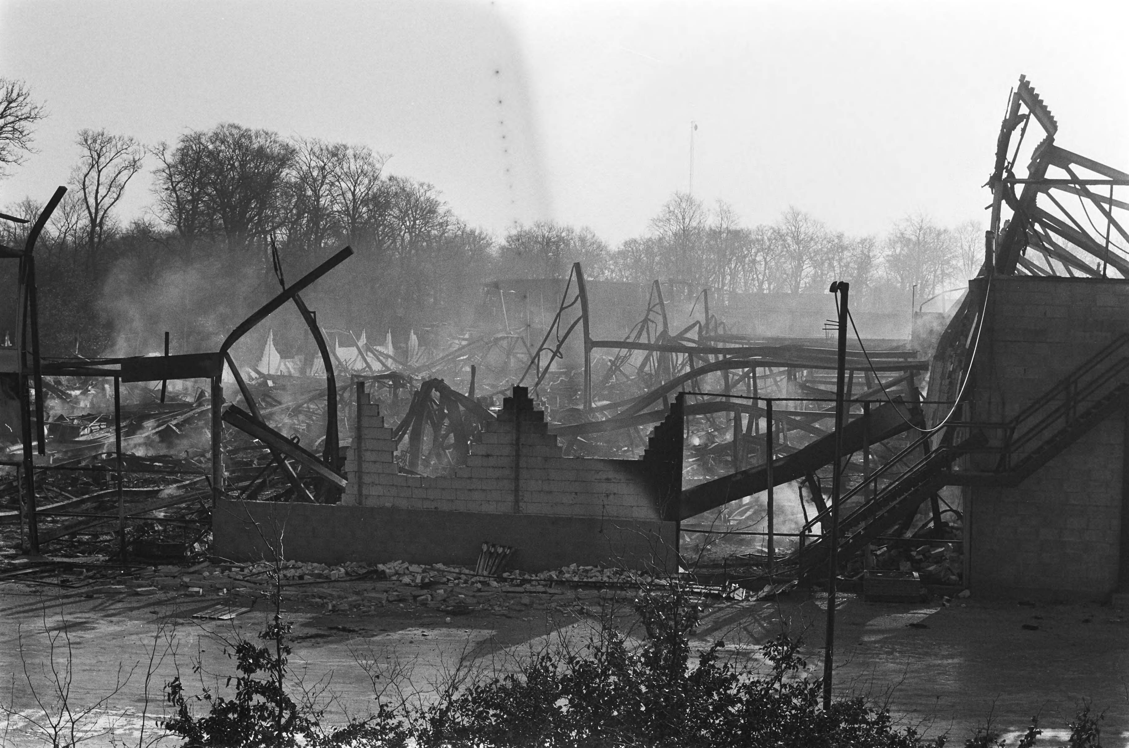 100 miljoen gulden schade bij brand in beurzencomplex Prins Bernhardhoeve in Drentse Zuidlaren — Resten van de Prins Bernhardhoeve — Foto: Croes, Rob C. / Anefo. Licentie: Set B: Rechtenvrij / Publiek Domein. Bron: Nationaal Archief. http://hdl.handle.net/10648/ad4ff92e-d0b4-102d-bcf8-003048976d84