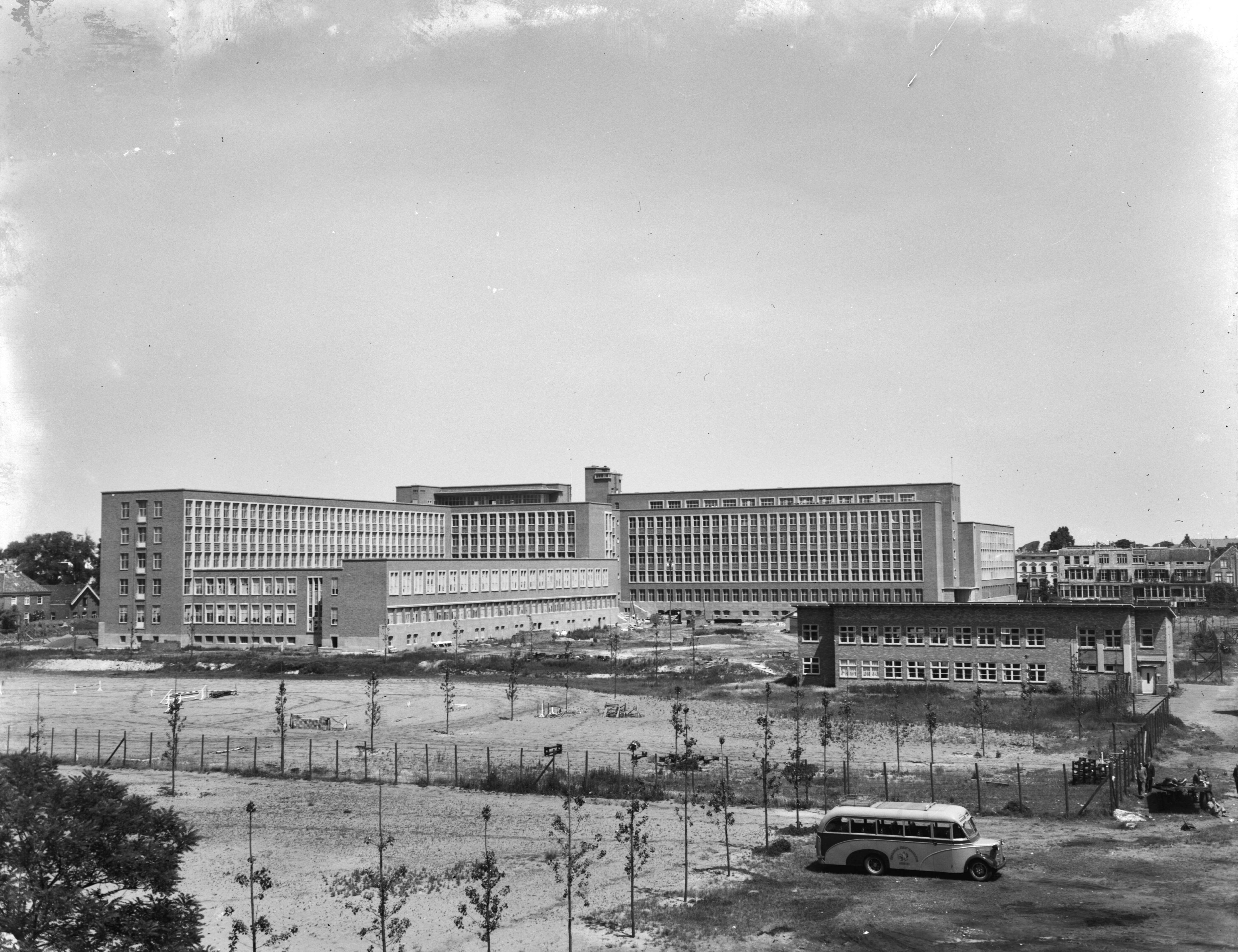 Fotocollectie Anefo — Nieuw stadhuis in aanbouw Den Haag — Foto: Consenheim, Wim / Anefo. Licentie: Set B: Rechtenvrij / Publiek Domein. Bron: Nationaal Archief. http://hdl.handle.net/10648/a8fb3b4a-d0b4-102d-bcf8-003048976d84