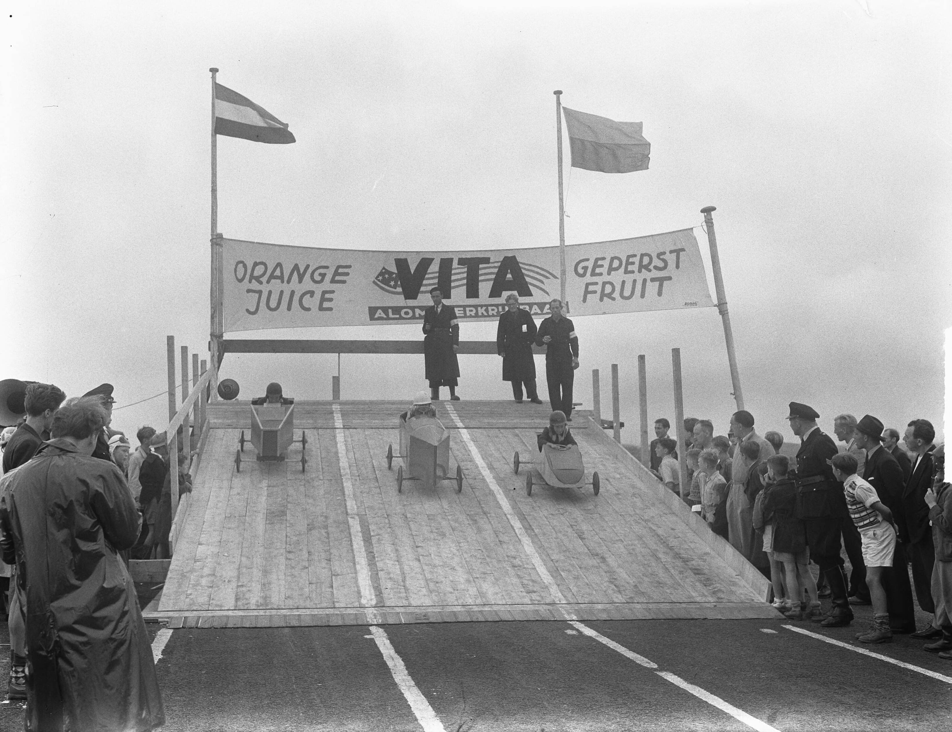 Nationale Zeepkistenrace Zandvoort — Nationale Zeepkistenrace te Zandvoort. Start — Foto: Pot, Harry / Anefo. Licentie: Set B: Rechtenvrij / Publiek Domein. Bron: Nationaal Archief. http://hdl.handle.net/10648/a8dd58d2-d0b4-102d-bcf8-003048976d84