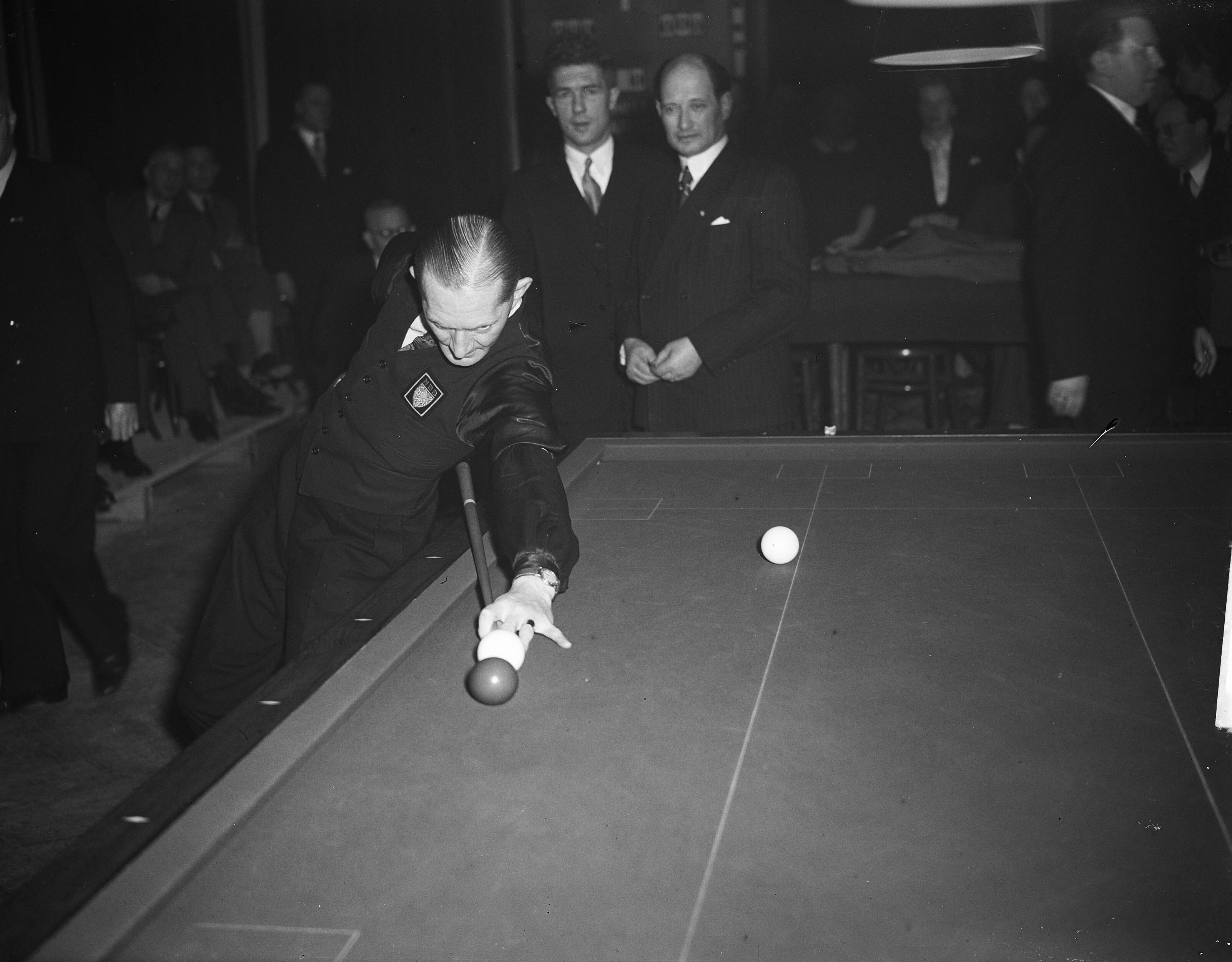 Fotocollectie Anefo — Biljartkampioenschappen 47/2. Van der Pol aan stoot. Scheveningen — Foto: Averink, […] / Anefo. Licentie: Set B: Rechtenvrij / Publiek Domein. Bron: Nationaal Archief. http://hdl.handle.net/10648/ad7b4ae8-d0b4-102d-bcf8-003048976d84