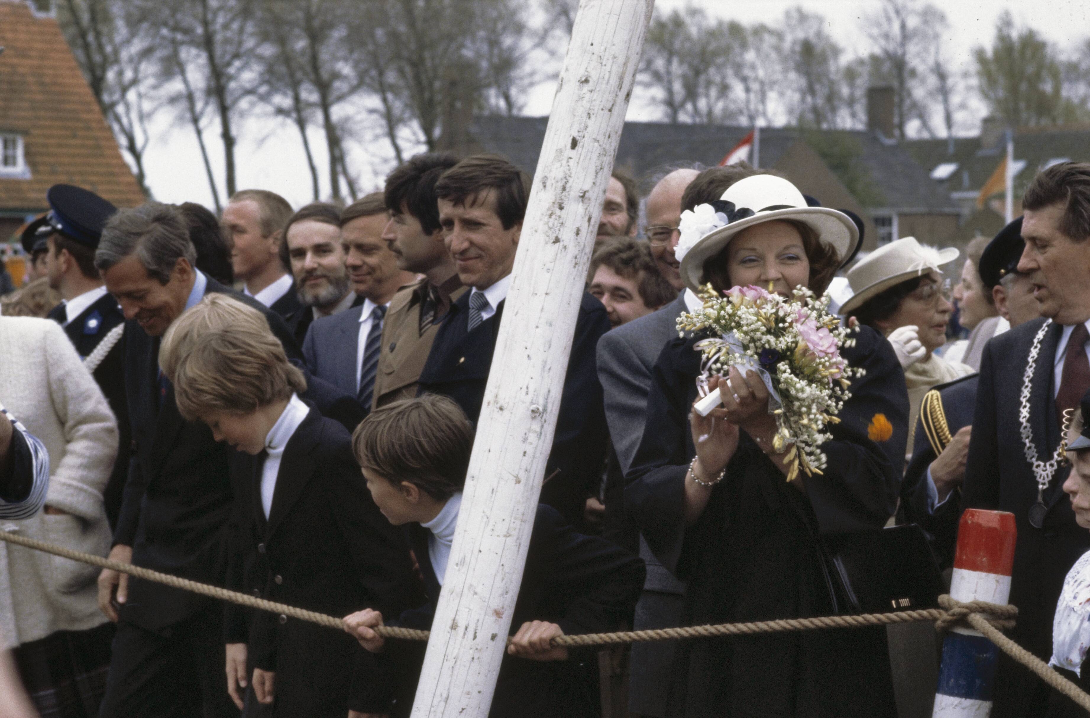 Fotocollectie Anefo — Viering Koninginnedag in Veere; Koningin Beatrix lopend door Veere — Foto: Bogaerts, Rob / Anefo. Licentie: Set B: Rechtenvrij / Publiek Domein. Bron: Nationaal Archief. http://hdl.handle.net/10648/ad8a8256-d0b4-102d-bcf8-003048976d84
