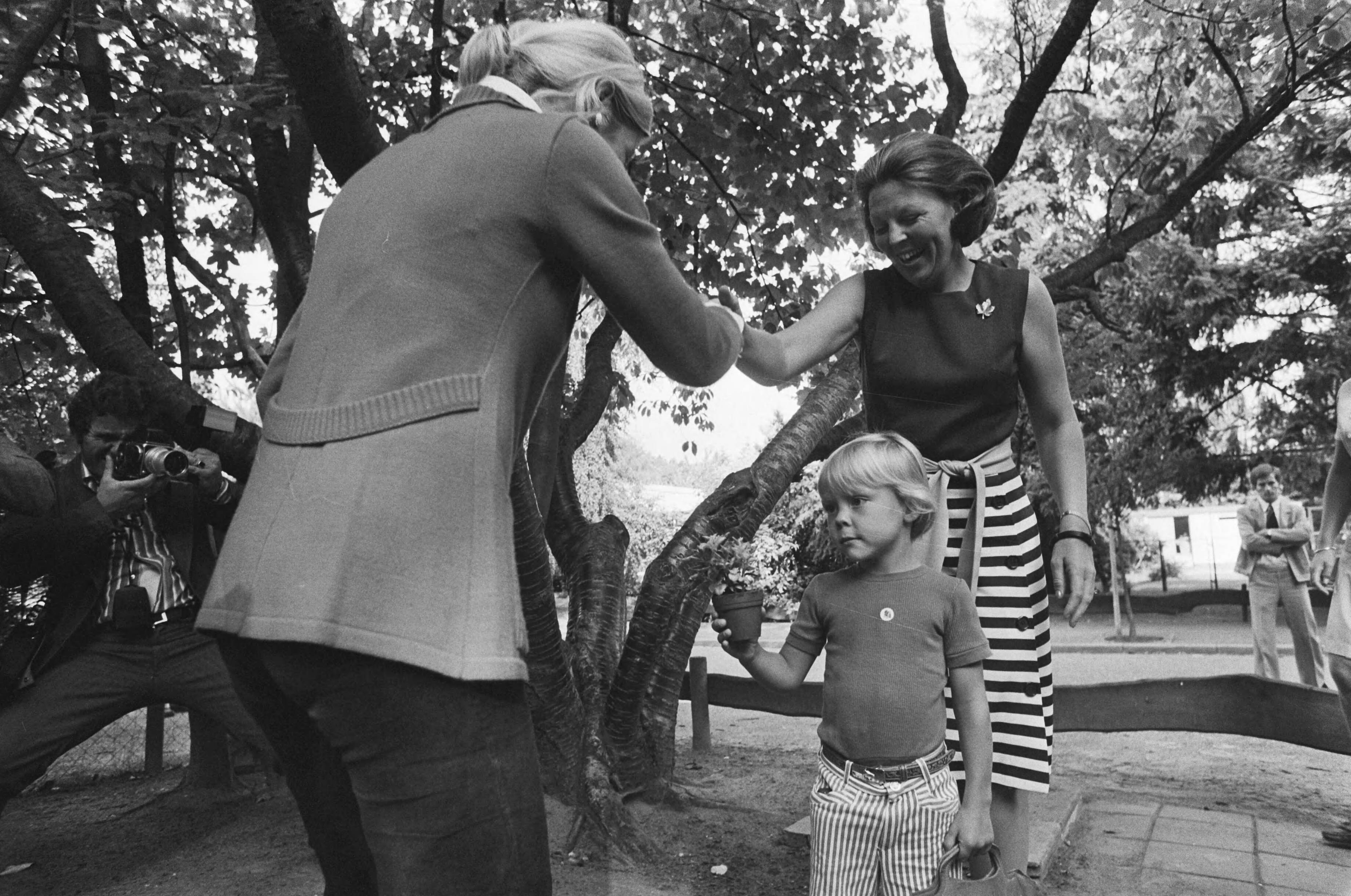 Fotocollectie Anefo — Prinsjes Constantijn, Johan Friso en Willem Alexander weeer naar school in Baarn — Foto: Mieremet, Rob / Anefo. Licentie: Set B: Rechtenvrij / Publiek Domein. Bron: Nationaal Archief. http://hdl.handle.net/10648/ac5303c2-d0b4-102d-bcf8-003048976d84