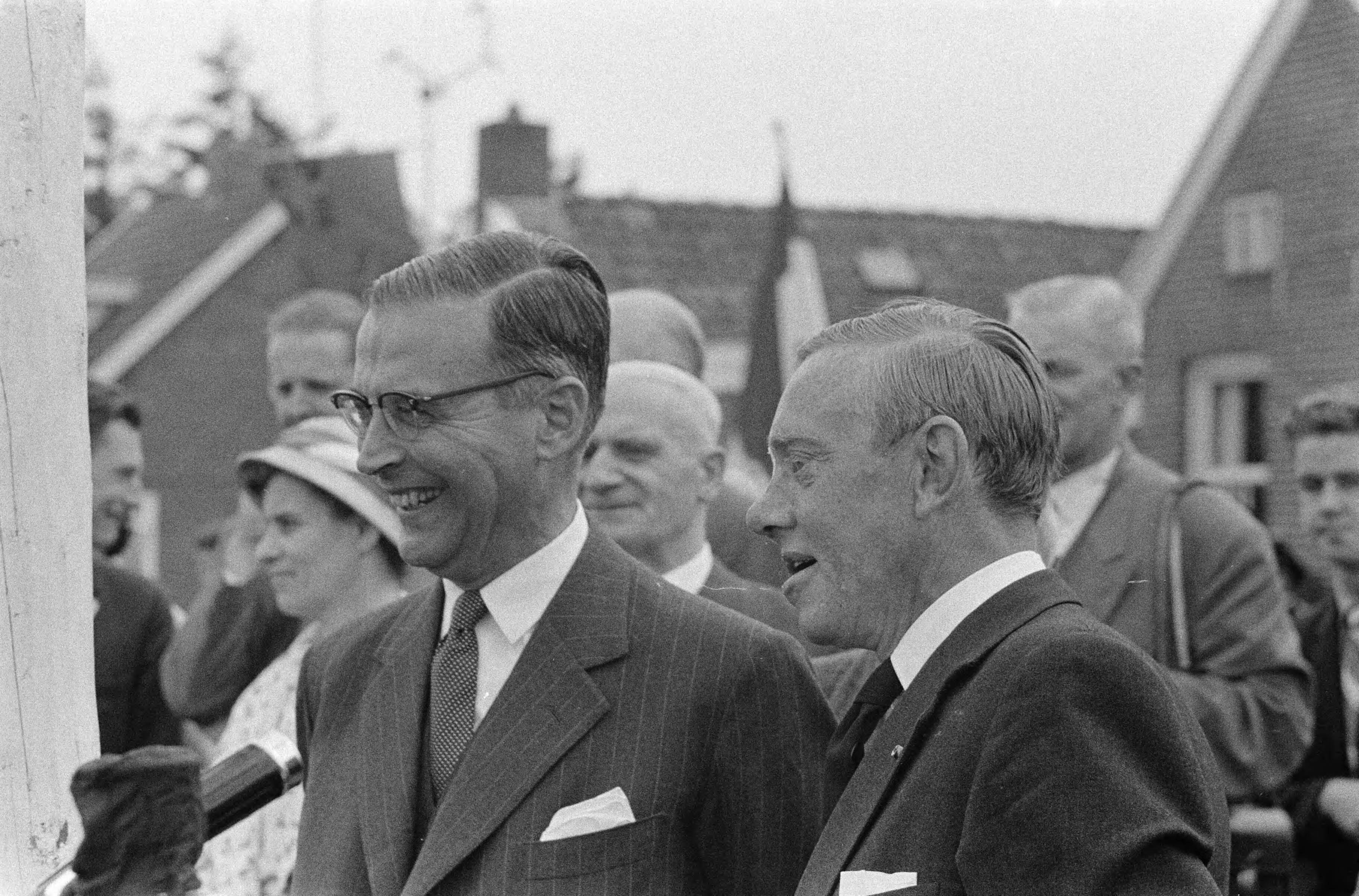 Burgemeester Van Hall bezoekt Nieuw Amsterdam, dat 100 jaar bestaat — Burgemeester Van Hall bezoekt Nieuw Amsterdam, dat 100 jaar bestaat. Burgemeester G. van Hall en burgemeester mr. K. H. Gaarlandt — Foto: Rossem, Wim van / Anefo. Licentie: Set B: Rechtenvrij / Publiek Domein. Bron: Nationaal Archief. http://hdl.handle.net/10648/a9b74f42-d0b4-102d-bcf8-003048976d84