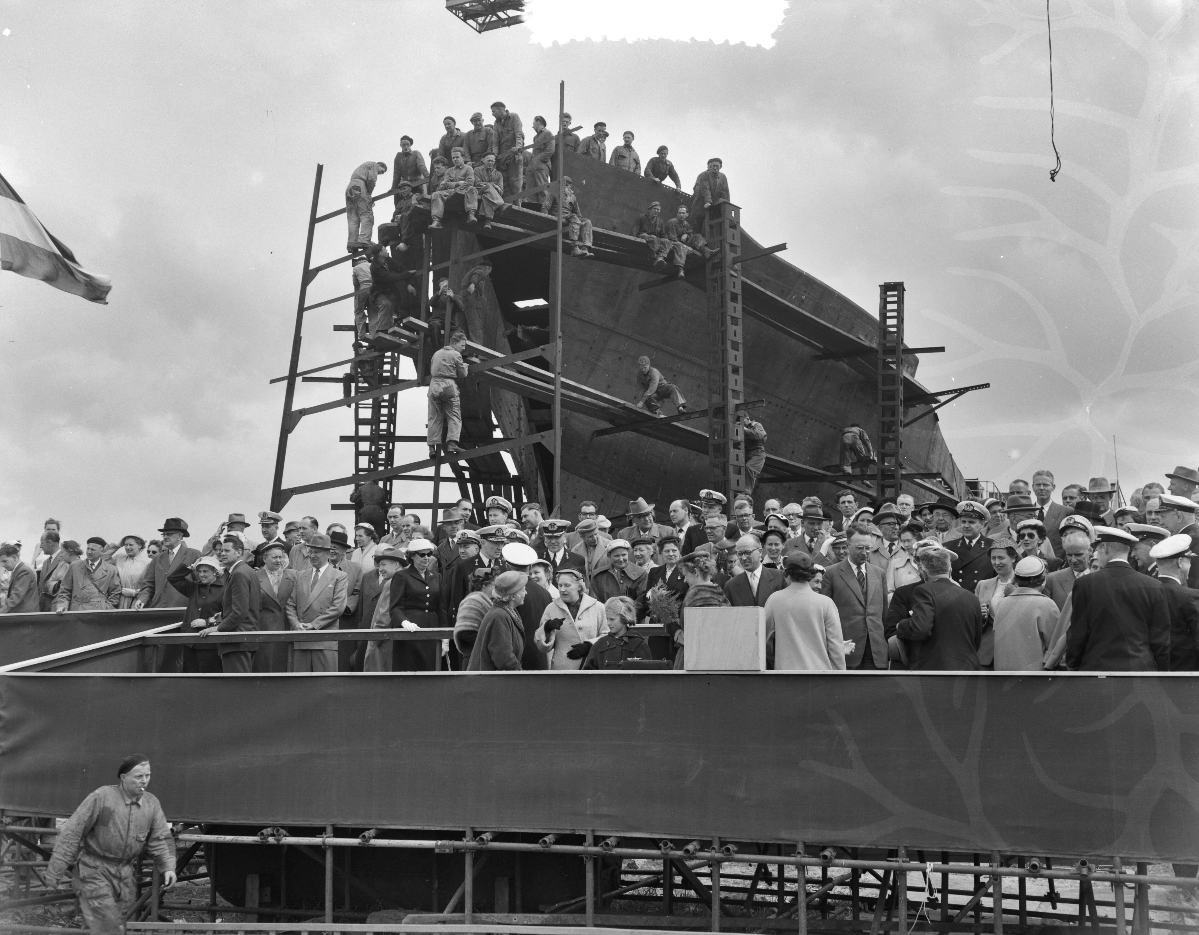 Fotocollectie Anefo — Tewaterlating van de mijnenveger Hr. Ms. "Lisse" bij scheepswerf E.J. Smit & Zn. te Westerbroek. De doopplechtigheid werd verricht door de echtgenote van de burgemeester van Lisse, mevr. W.H.M. de Graaf-Theuling — Foto: Rossem, Wim van / Anefo. Licentie: Set B: Rechtenvrij / Publiek Domein. Bron: Nationaal Archief. http://hdl.handle.net/10648/a94834ae-d0b4-102d-bcf8-003048976d84