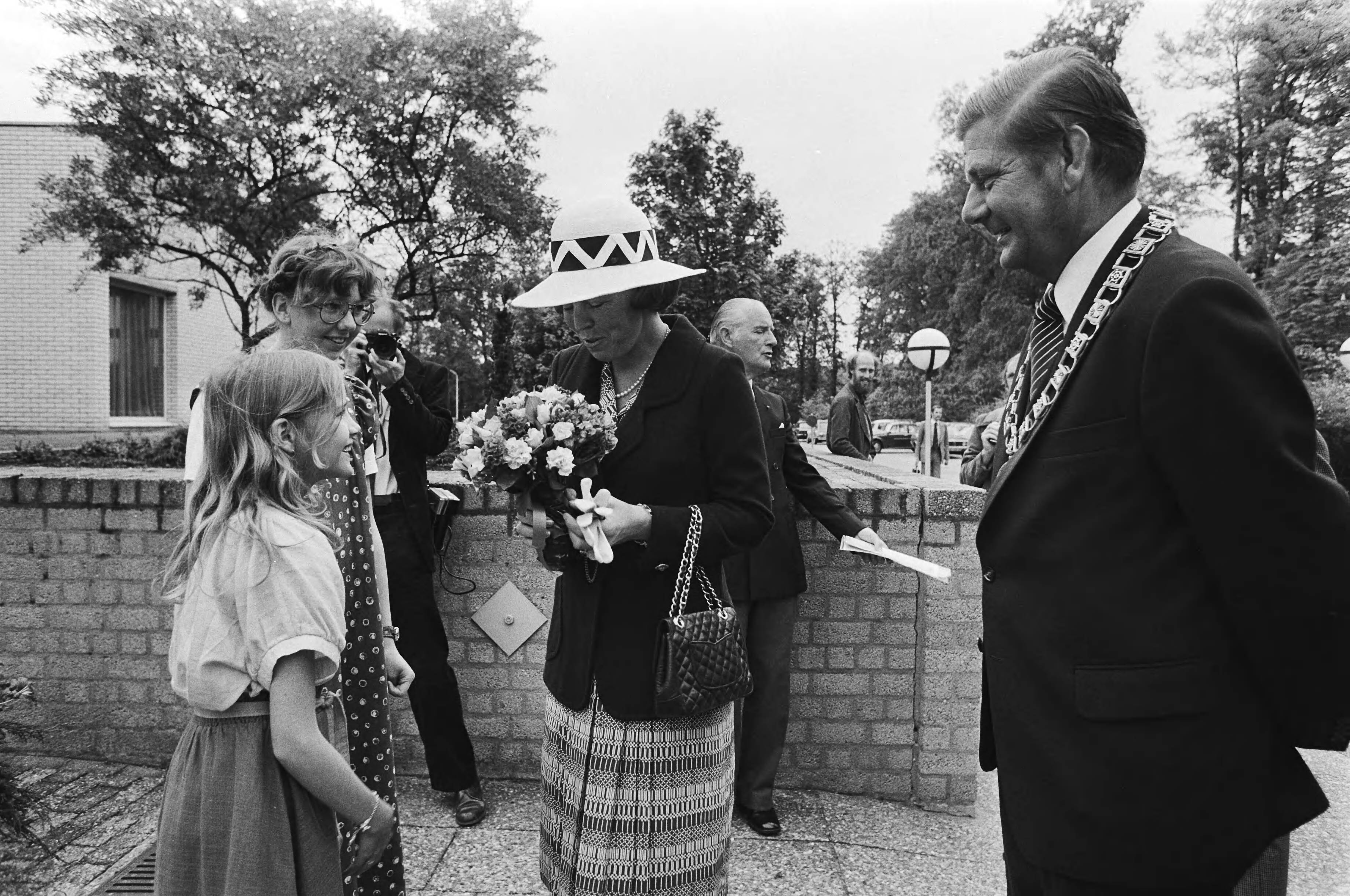 Prinses Beatrix woont de Veiligheidsdag "Kind en Ongeval" in Zeist bij — Prinses Beatrix ontvangt bloemen, rechts burgemeester H.J. Eijsink — Foto: Suyk, Koen / Anefo. Licentie: Set B: Rechtenvrij / Publiek Domein. Bron: Nationaal Archief. http://hdl.handle.net/10648/accaacd8-d0b4-102d-bcf8-003048976d84