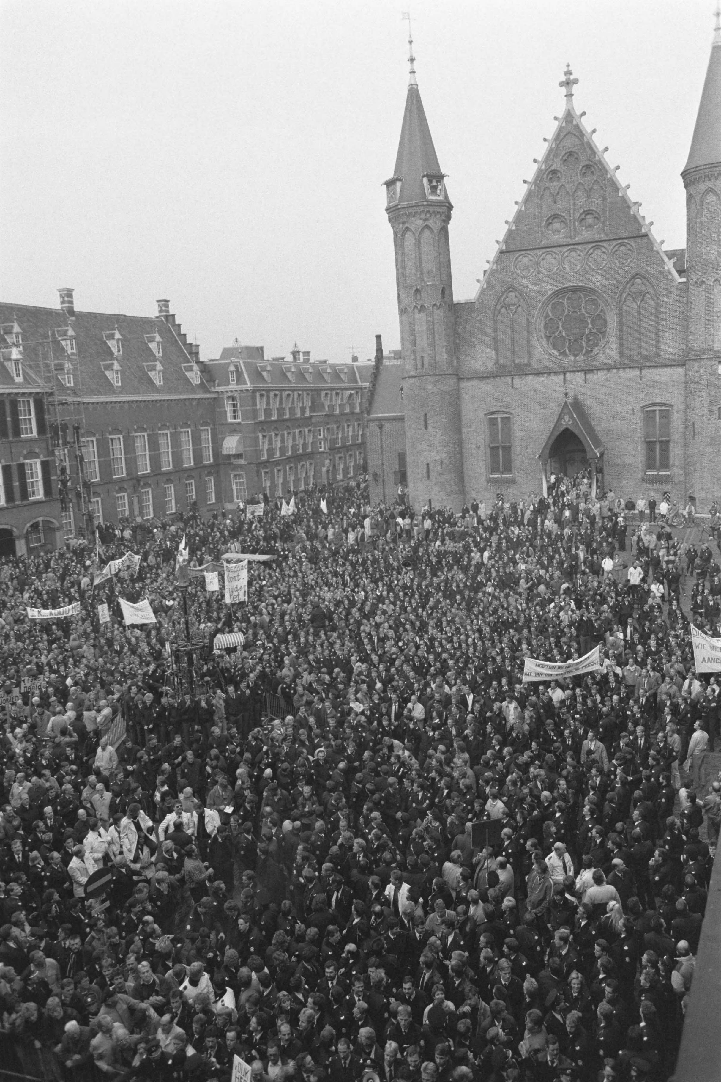 Fotocollectie Anefo — Politie demonstreert in Den Haag tegen bezuinigingen; overzichten Binnenhof — Foto: Croes, Rob C. / Anefo. Licentie: Set B: Rechtenvrij / Publiek Domein. Bron: Nationaal Archief. http://hdl.handle.net/10648/ad657326-d0b4-102d-bcf8-003048976d84
