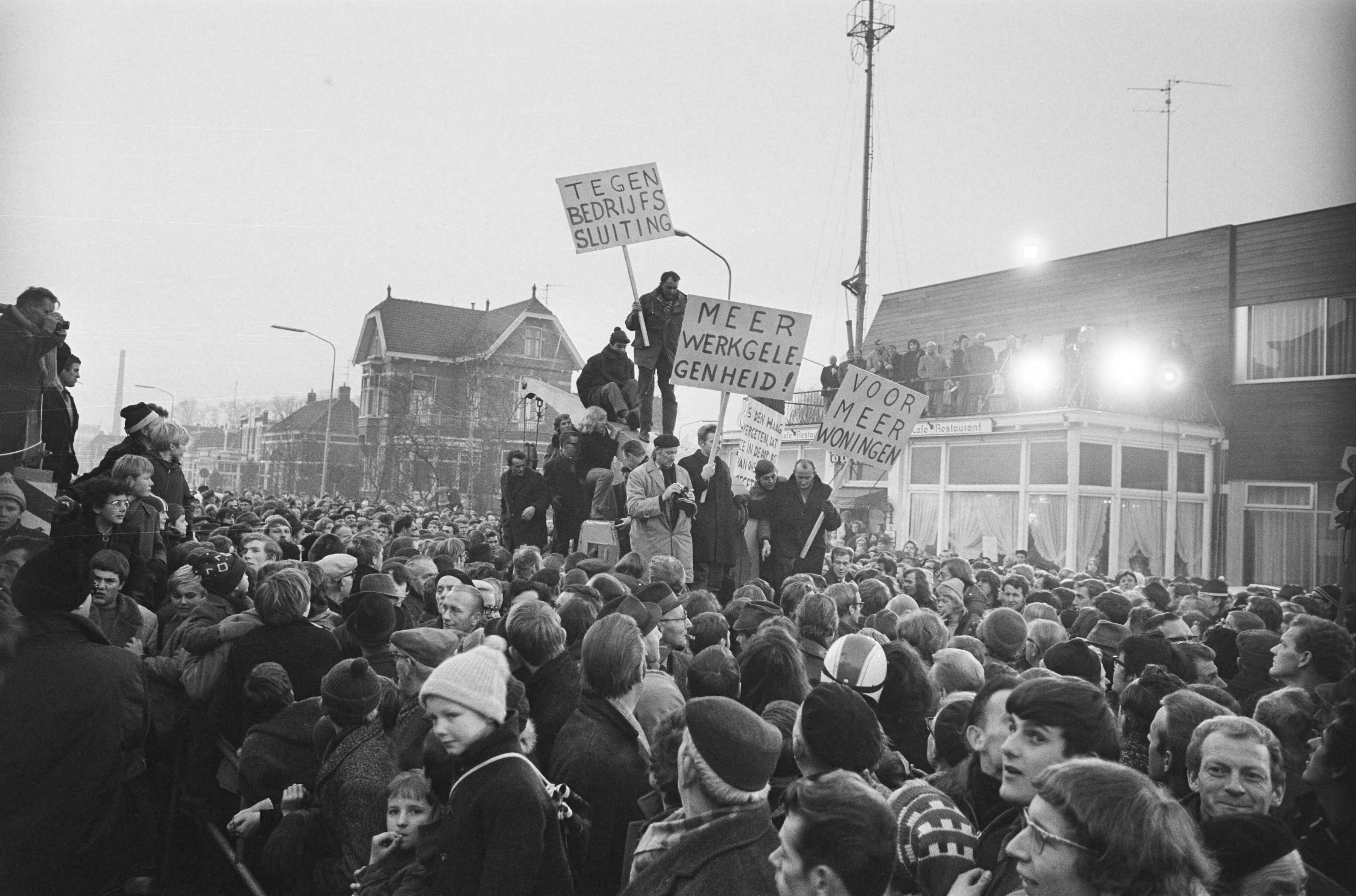Fotocollectie Anefo — Actie "Noodklok Oost-Groningen". 28 Kamerleden in Winschoten, Oost-Groningen, voor slecht economische situatie — Foto: Verhoeff, Bert / Anefo. Licentie: Set B: Rechtenvrij / Publiek Domein. Bron: Nationaal Archief. http://hdl.handle.net/10648/abb01ed2-d0b4-102d-bcf8-003048976d84