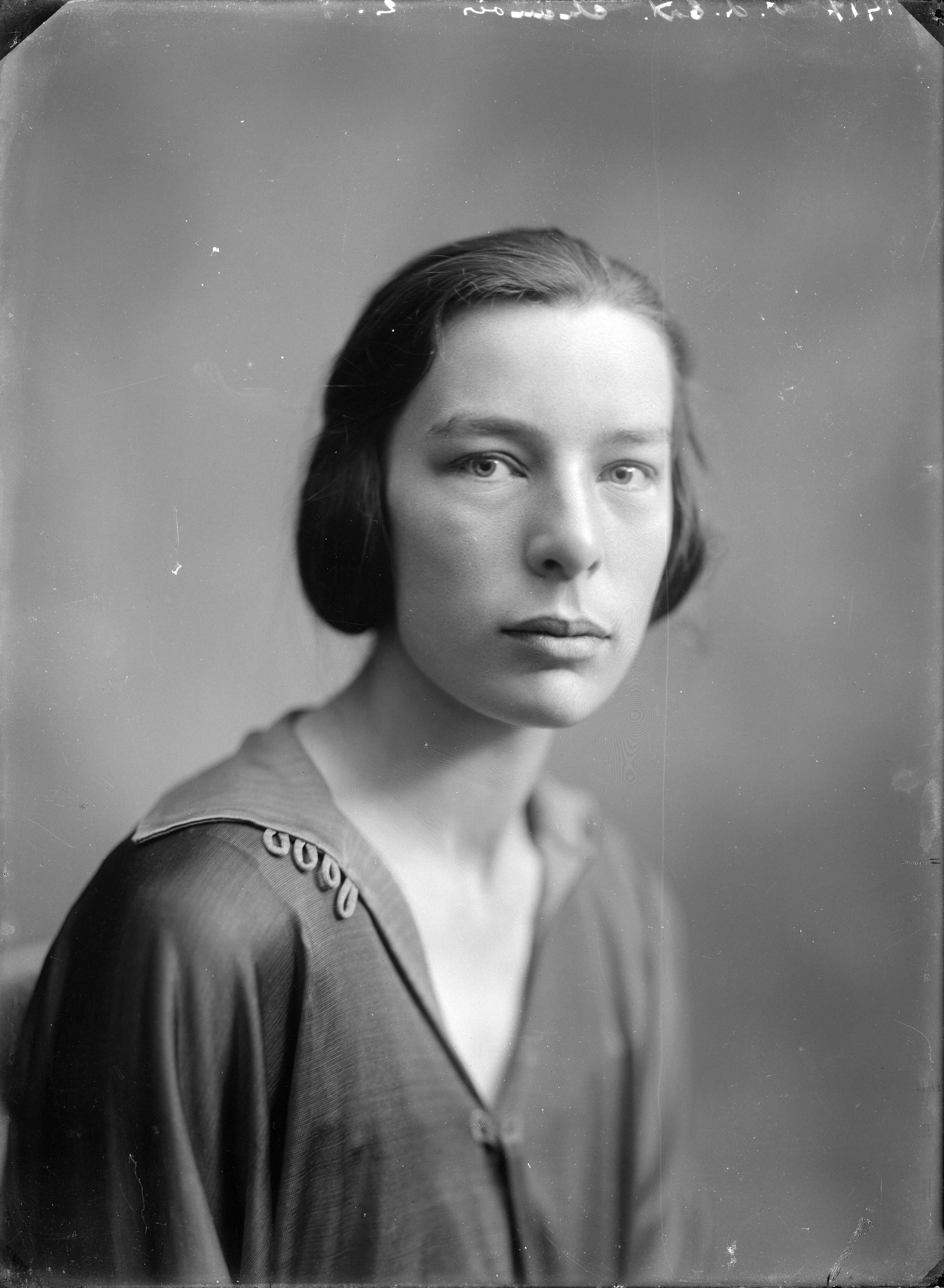 Portretten — Studio-opnames. Portret van een vrouw met halflang haar, hoge jukbeenderen, volle lippen en een open matrozenkraag aan een kielvormige blouse. Haarlem, Nederland. 1918-1930. 1417 v.d. Ent chamois — Foto: Berg, Th.C.J. van den / Spaarnestad Photo (05887). Licentie: Set B: Rechtenvrij / Publiek Domein. Bron: Nationaal Archief. http://hdl.handle.net/10648/35429da7-c61c-a382-e063-6df0900a6686