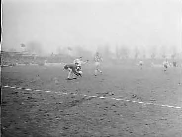 Fotocollectie Anefo — Voetbal. NAC tegen Willem II. Spelmoment — Foto: Behrens, Herbert F. / Anefo. Licentie: Set B: Rechtenvrij / Publiek Domein. Bron: Nationaal Archief. http://hdl.handle.net/10648/a9a71186-d0b4-102d-bcf8-003048976d84