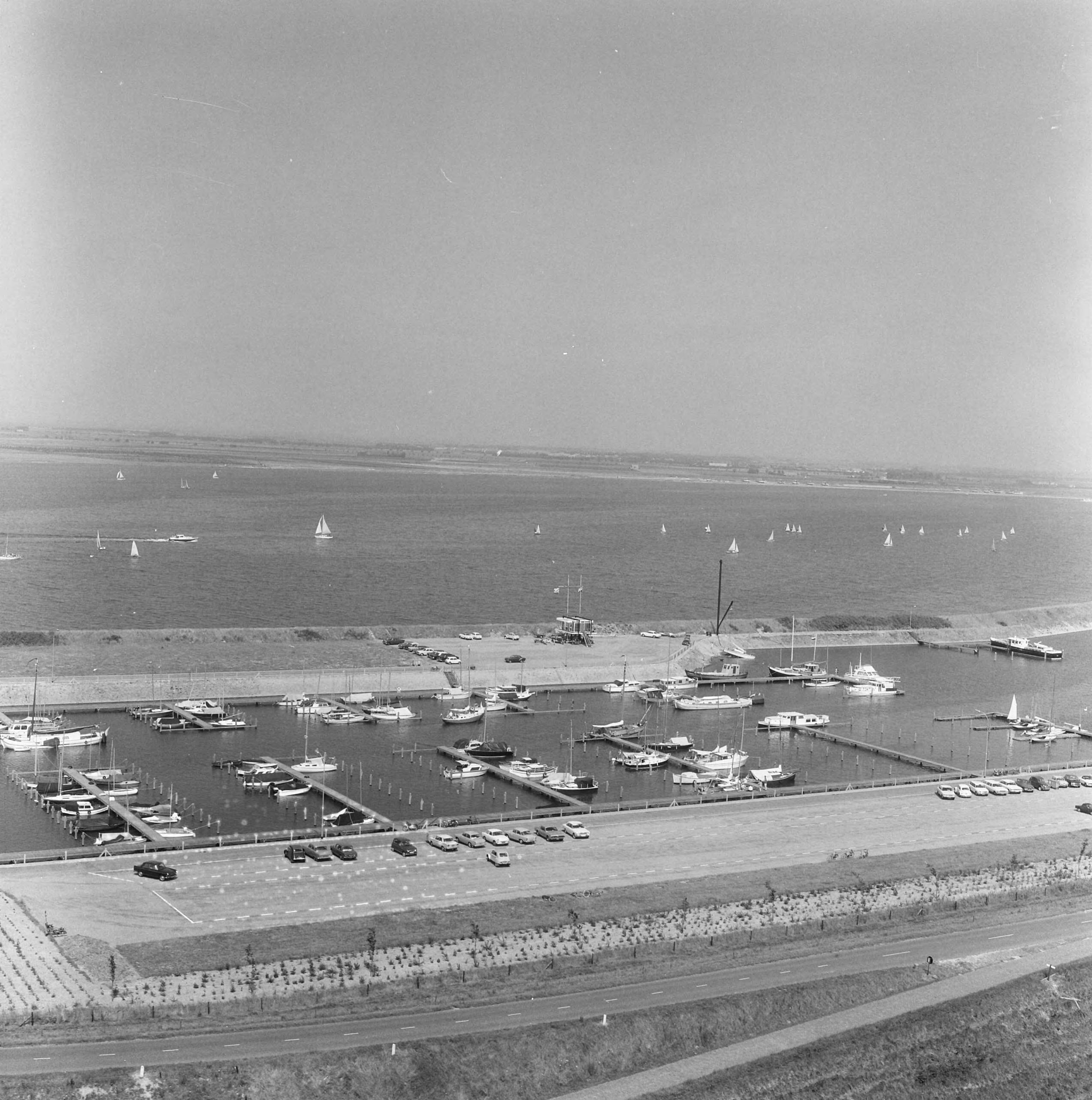 Fotocollectie Nederlandse Heidemaatschappij — Luchtopname. Jachthaven Vrouwenpolder (Zeeland) — Foto: Fotograaf Onbekend / Heidemij. Licentie: Set B: Rechtenvrij / Publiek Domein. Bron: Nationaal Archief. http://hdl.handle.net/10648/ae86789a-d0b4-102d-bcf8-003048976d84