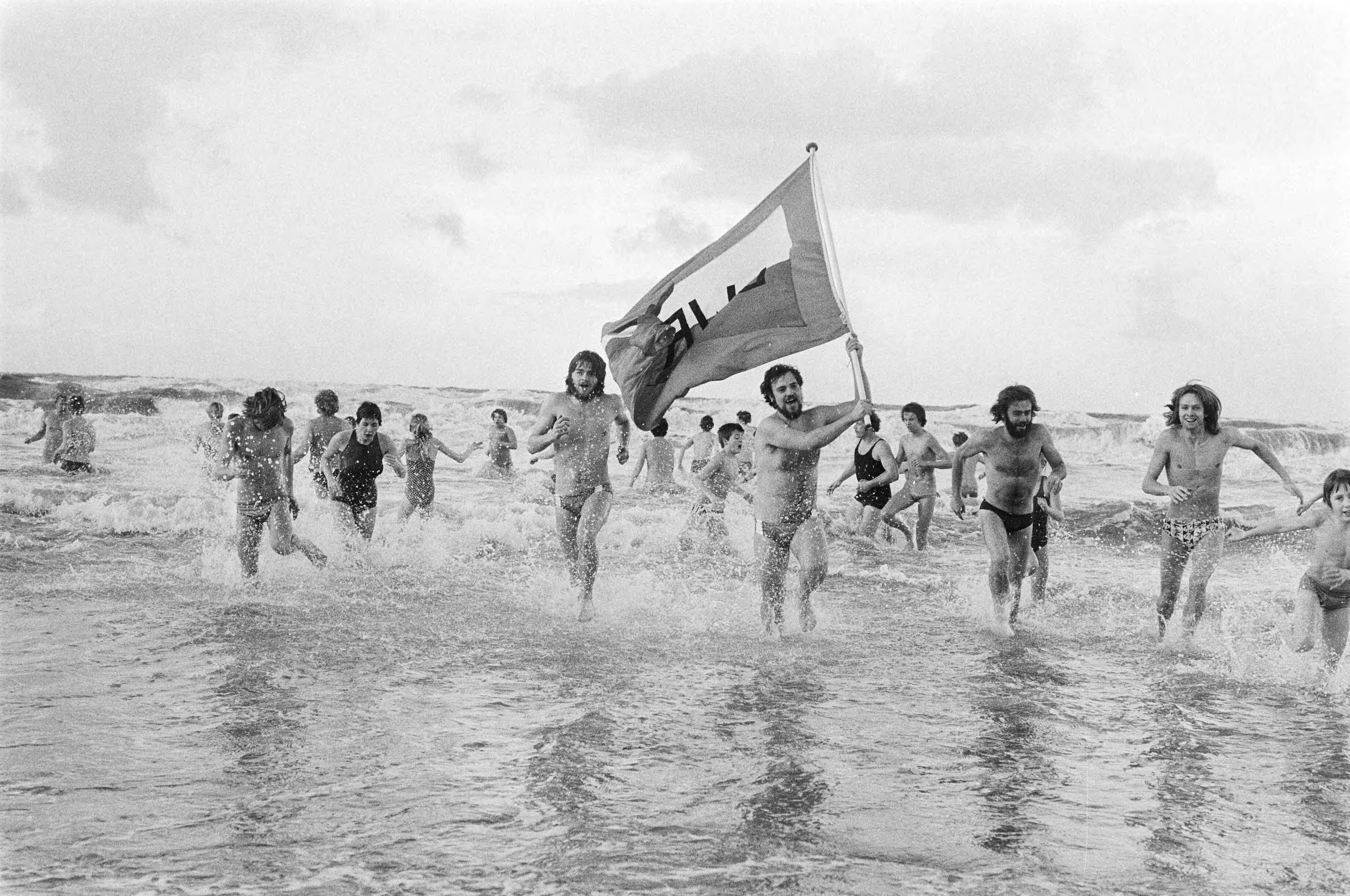 Fotocollectie Anefo — Traditionele nieuwjaarsduik in zee bij Zandvoort — Foto: Suyk, Koen / Anefo. Licentie: Set B: Rechtenvrij / Publiek Domein. Bron: Nationaal Archief. http://hdl.handle.net/10648/acd74934-d0b4-102d-bcf8-003048976d84