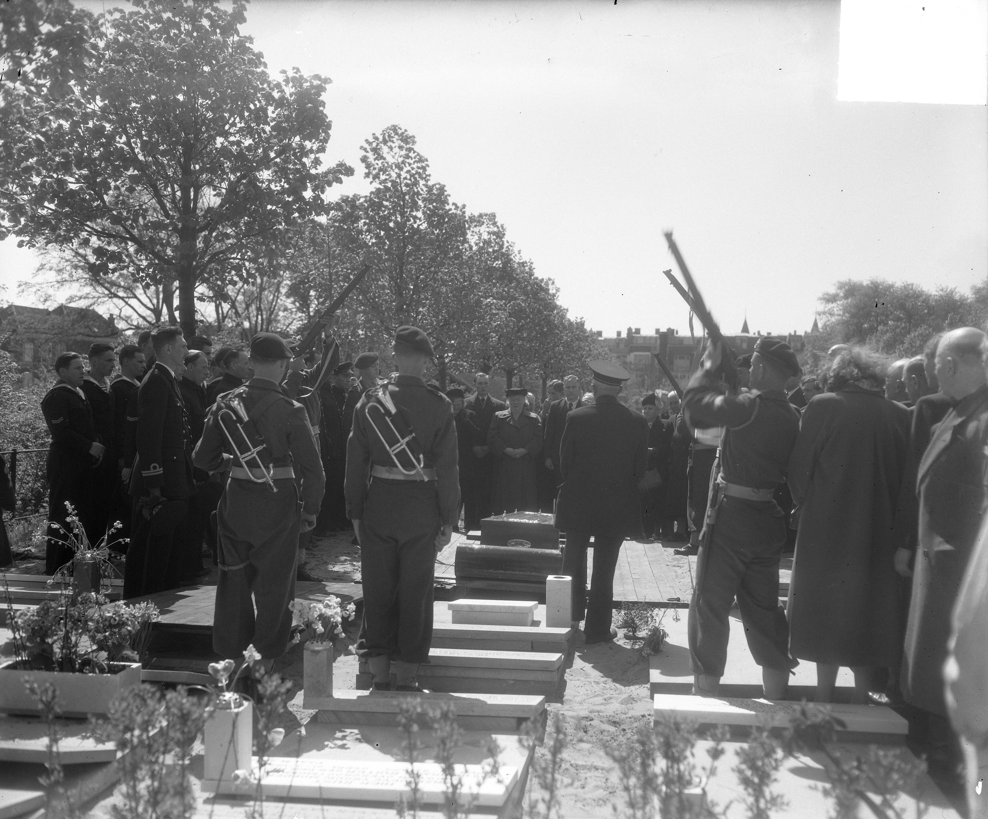 Begrafenis P.H. Boshuizen in Den Haag — Foto: Duinen, H. van / Anefo. — Licentie: Set B: Rechtenvrij / Publiek Domein. Bron: Nationaal Archief. http://hdl.handle.net/10648/a8ea0b90-d0b4-102d-bcf8-003048976d84