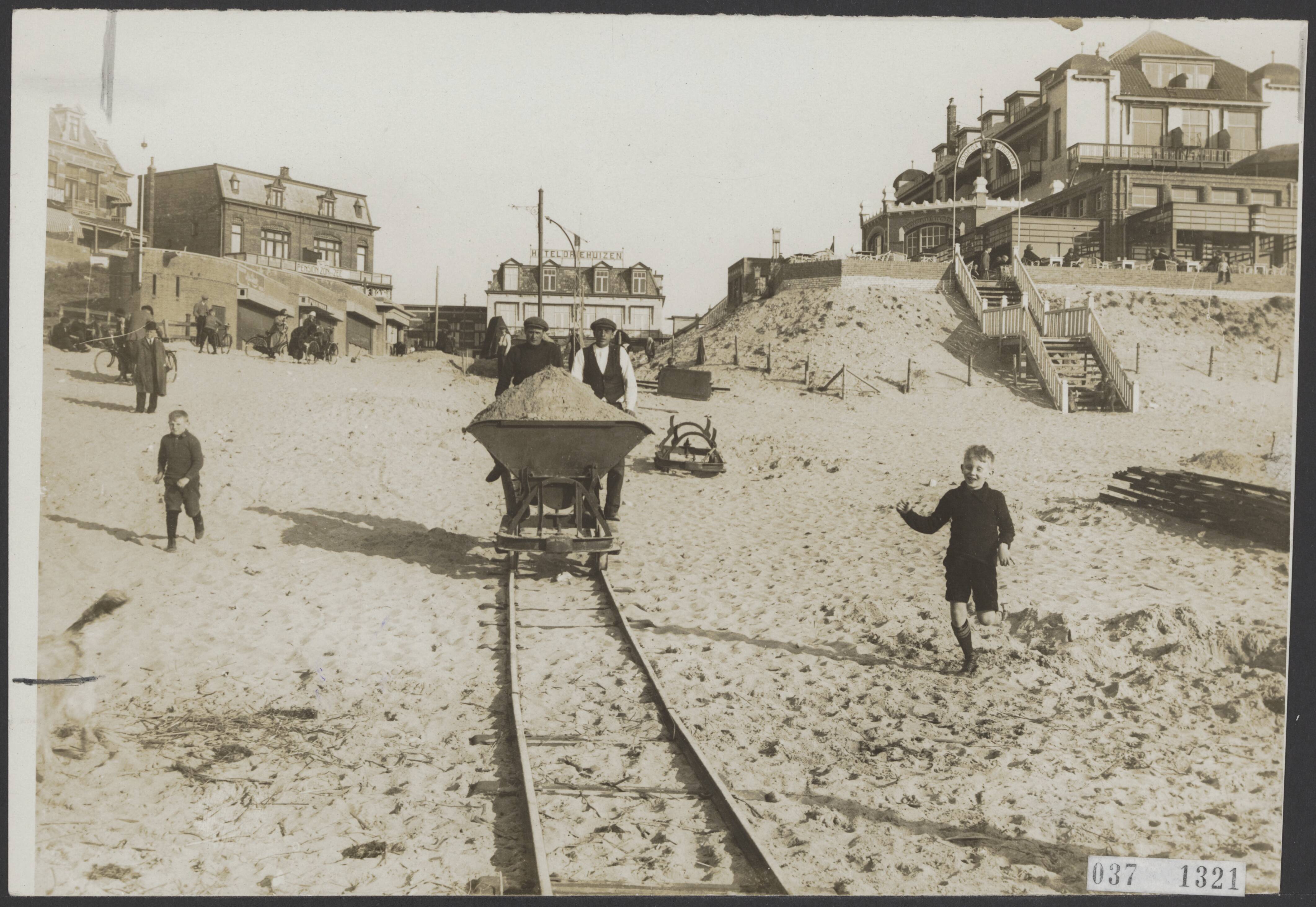 Fotocollectie Elsevier Binnenland — Aanleg van een trap en verbreding van de strandweg te Zandvoort — Foto: N.V. Vereenigde Fotobureaux. Licentie: Set B: Rechtenvrij / Publiek Domein. Bron: Nationaal Archief. http://hdl.handle.net/10648/adf02c8c-d0b4-102d-bcf8-003048976d84