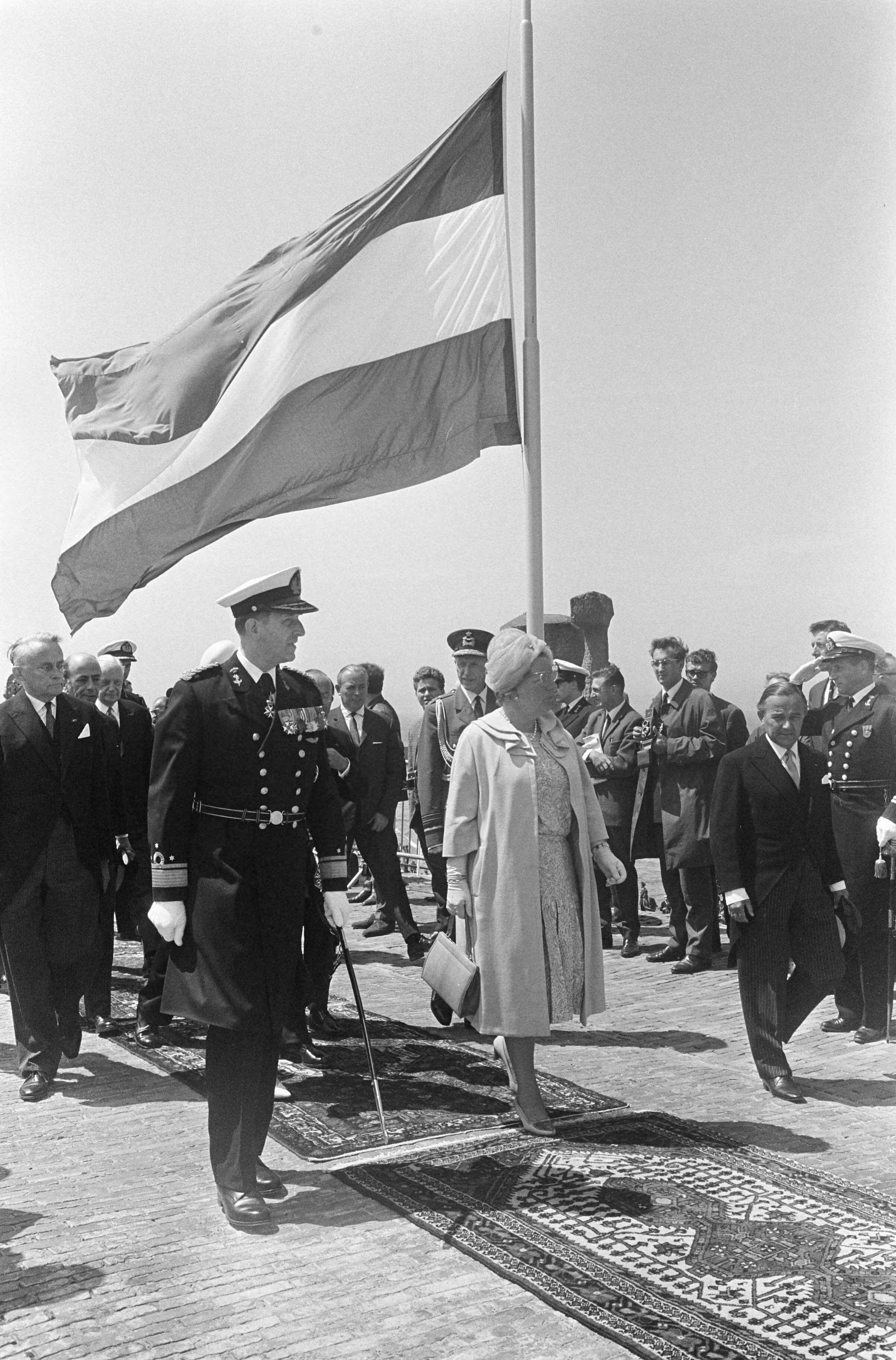Koningin Juliana onthult het Marinemonument te Scheveningen — Koningin Juliana — Foto: Koch, Eric / Anefo. Licentie: Set B: Rechtenvrij / Publiek Domein. Bron: Nationaal Archief. http://hdl.handle.net/10648/aaee836c-d0b4-102d-bcf8-003048976d84