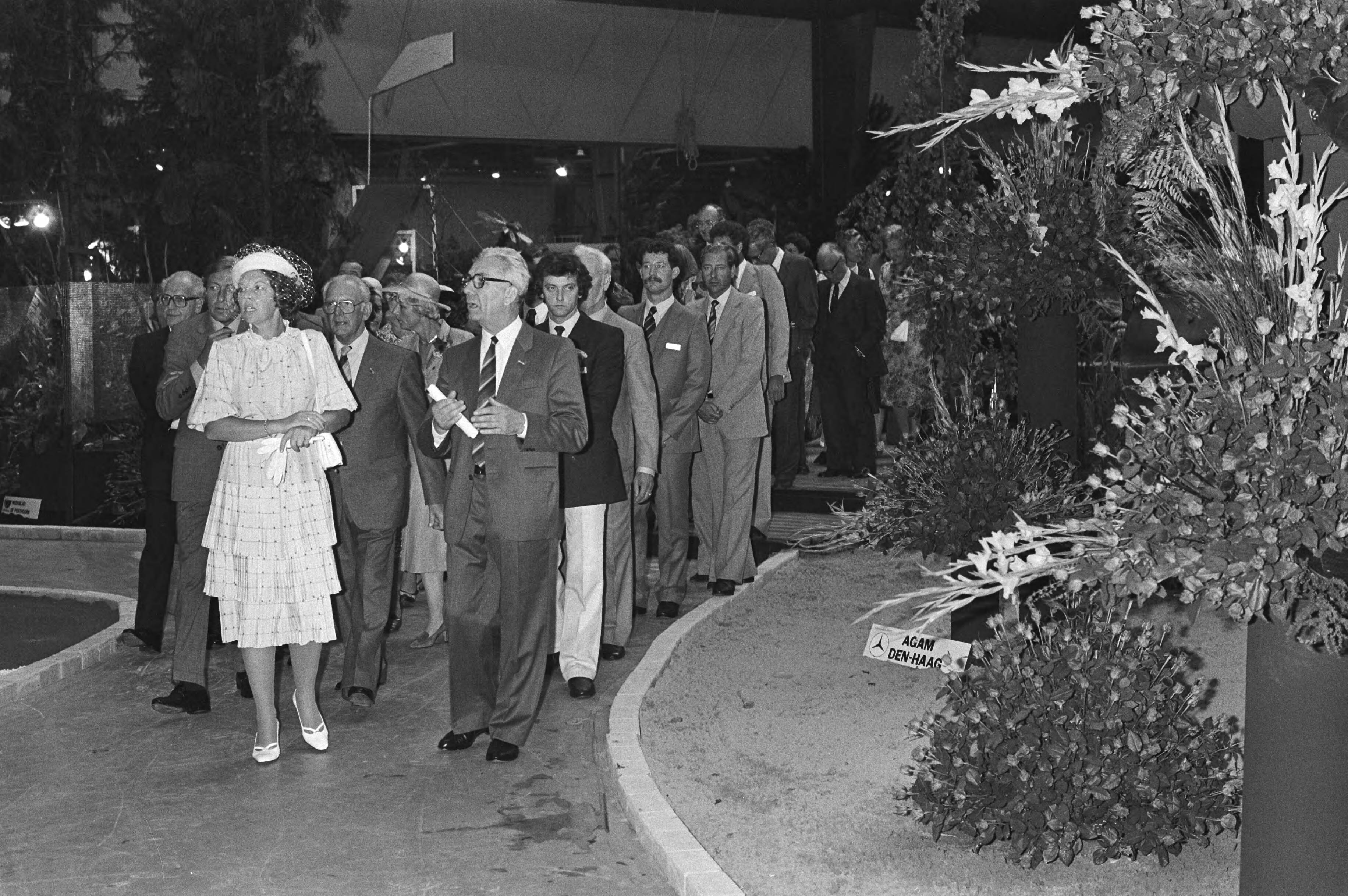 Koningin Beatrix en gezin wonen vanaf vandaag in Den Haag — Bezoek aan de tentoonstelling Hofstadbloem — Foto: Bogaerts, Rob / Anefo. Licentie: Set B: Rechtenvrij / Publiek Domein. Bron: Nationaal Archief. http://hdl.handle.net/10648/ad015cc4-d0b4-102d-bcf8-003048976d84