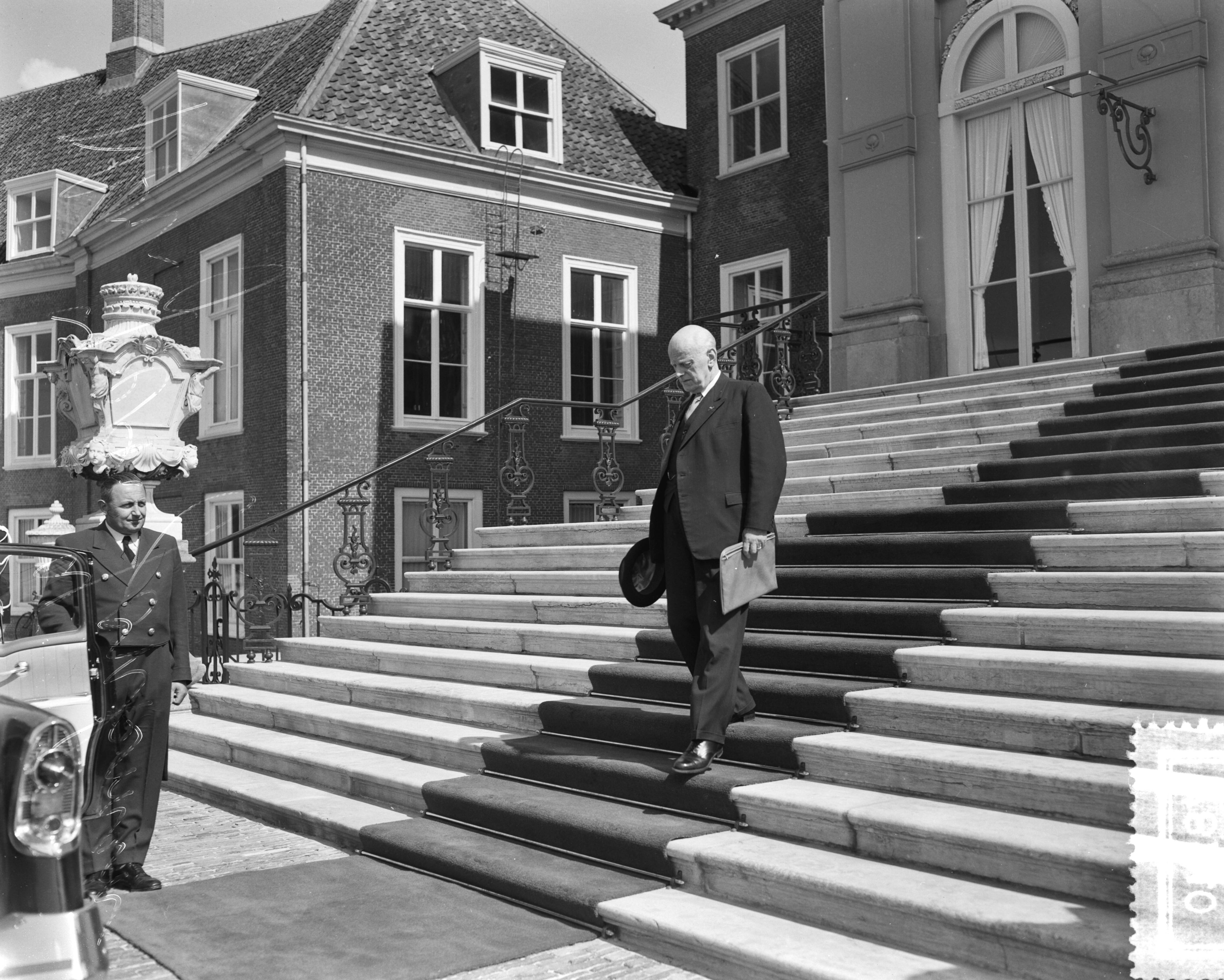 Fotocollectie Anefo — Donderdagmiddag heeft koningin Juliana de adviseurs voor de kabinetsformatie te Den Haag ontvangen. Mr. J. A. Jonkman, voorzitter van de Eerste Kamer, verlaat het paleis — Foto: Meijer, T.A. / Anefo. Licentie: Set B: Rechtenvrij / Publiek Domein. Bron: Nationaal Archief. http://hdl.handle.net/10648/a949c6d4-d0b4-102d-bcf8-003048976d84
