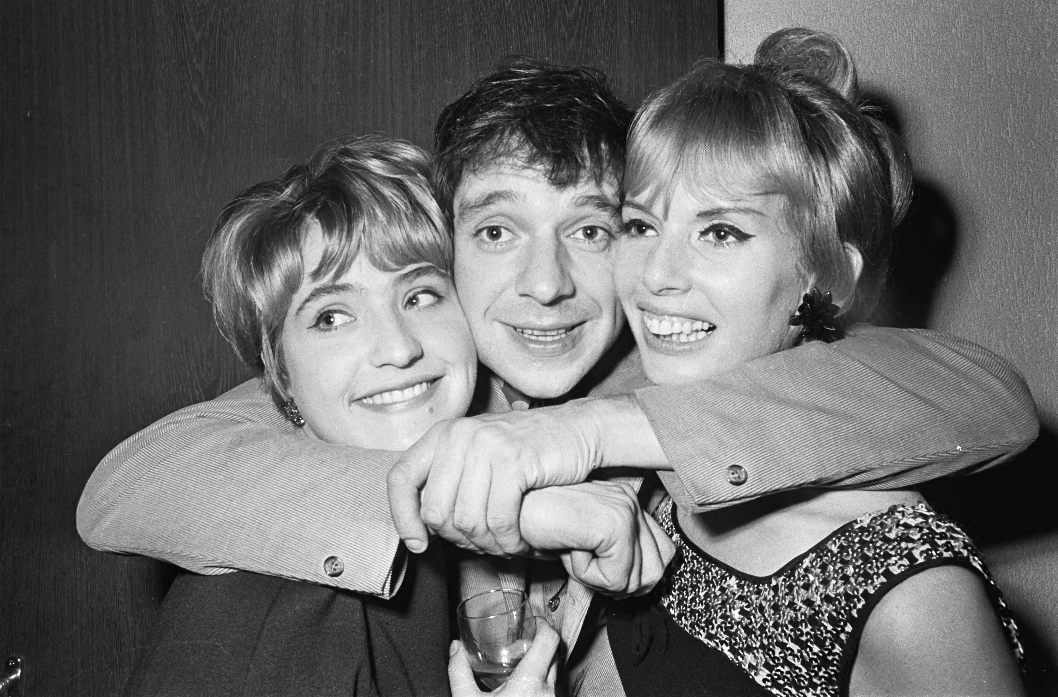 Fotocollectie Anefo — Nieuwjaarsreceptie Phonogram te Hilversum, v.l.n.r. Jasperina de Jong, Ramses Shaffy, Ria Valk — Foto: Kroon, Ron / Anefo. Licentie: Set B: Rechtenvrij / Publiek Domein. Bron: Nationaal Archief. http://hdl.handle.net/10648/ab0a7d2e-d0b4-102d-bcf8-003048976d84