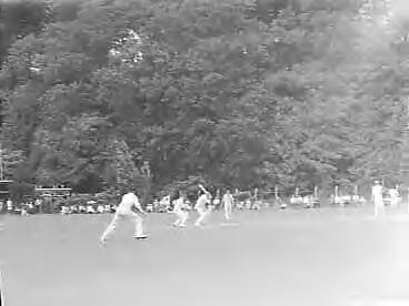 Fotocollectie Anefo — Cricketwedstrijd NCB tegen MCC te Haarlem — Foto: Noske, J.D. / Anefo. Licentie: Set B: Rechtenvrij / Publiek Domein. Bron: Nationaal Archief. http://hdl.handle.net/10648/a9823e38-d0b4-102d-bcf8-003048976d84