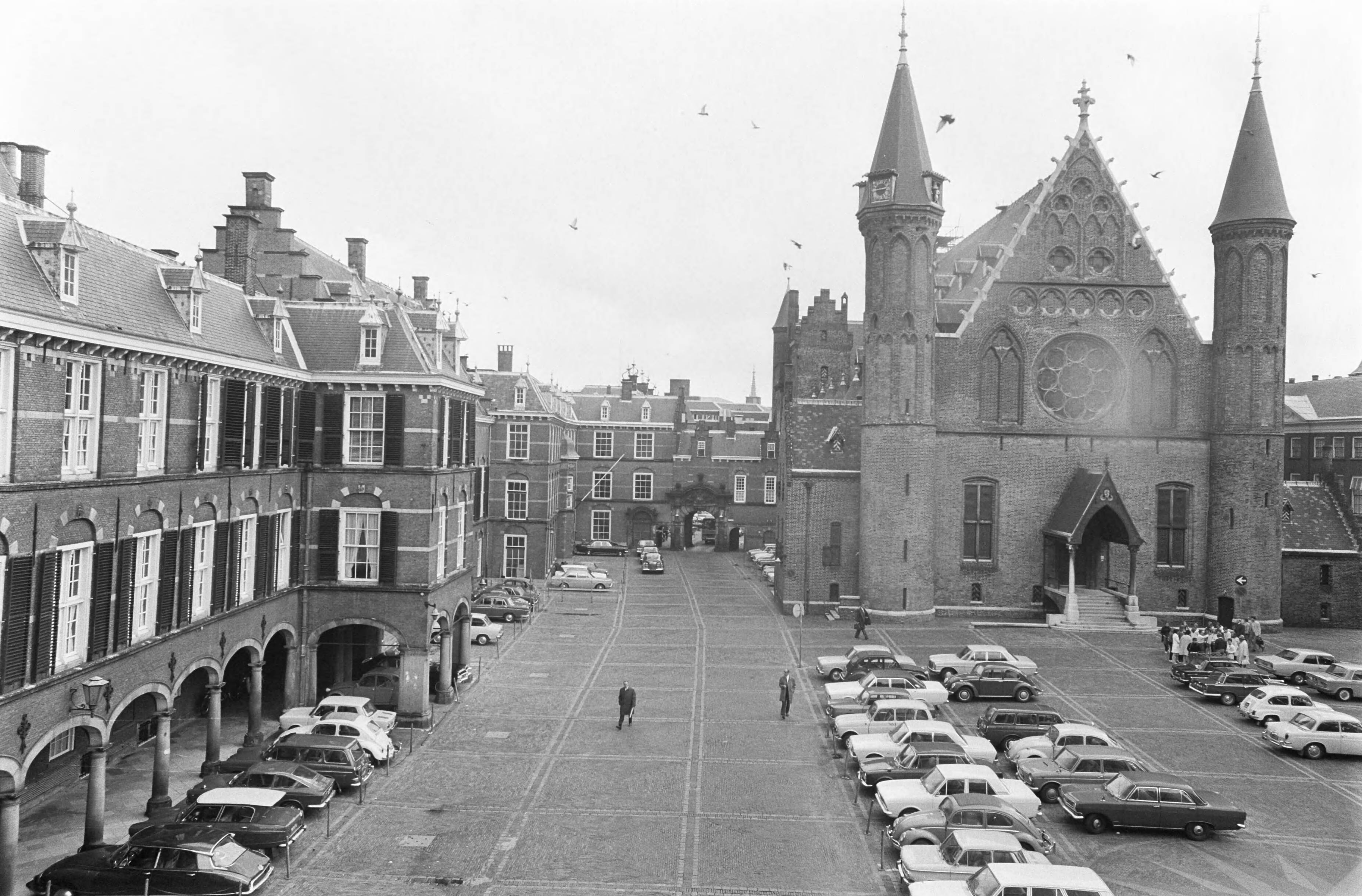 Fotocollectie Anefo — Overzicht Binnenhof Den Haag , ext.: nr. 3,4 de Ridderzaal en (l) Gebouw Eerste Kamer, nr. 5 de Ridderzaal en r. Gebouw Tweede Kamer — Foto: Evers, Joost / Anefo. Licentie: Set B: Rechtenvrij / Publiek Domein. Bron: Nationaal Archief. http://hdl.handle.net/10648/ab77bb0a-d0b4-102d-bcf8-003048976d84