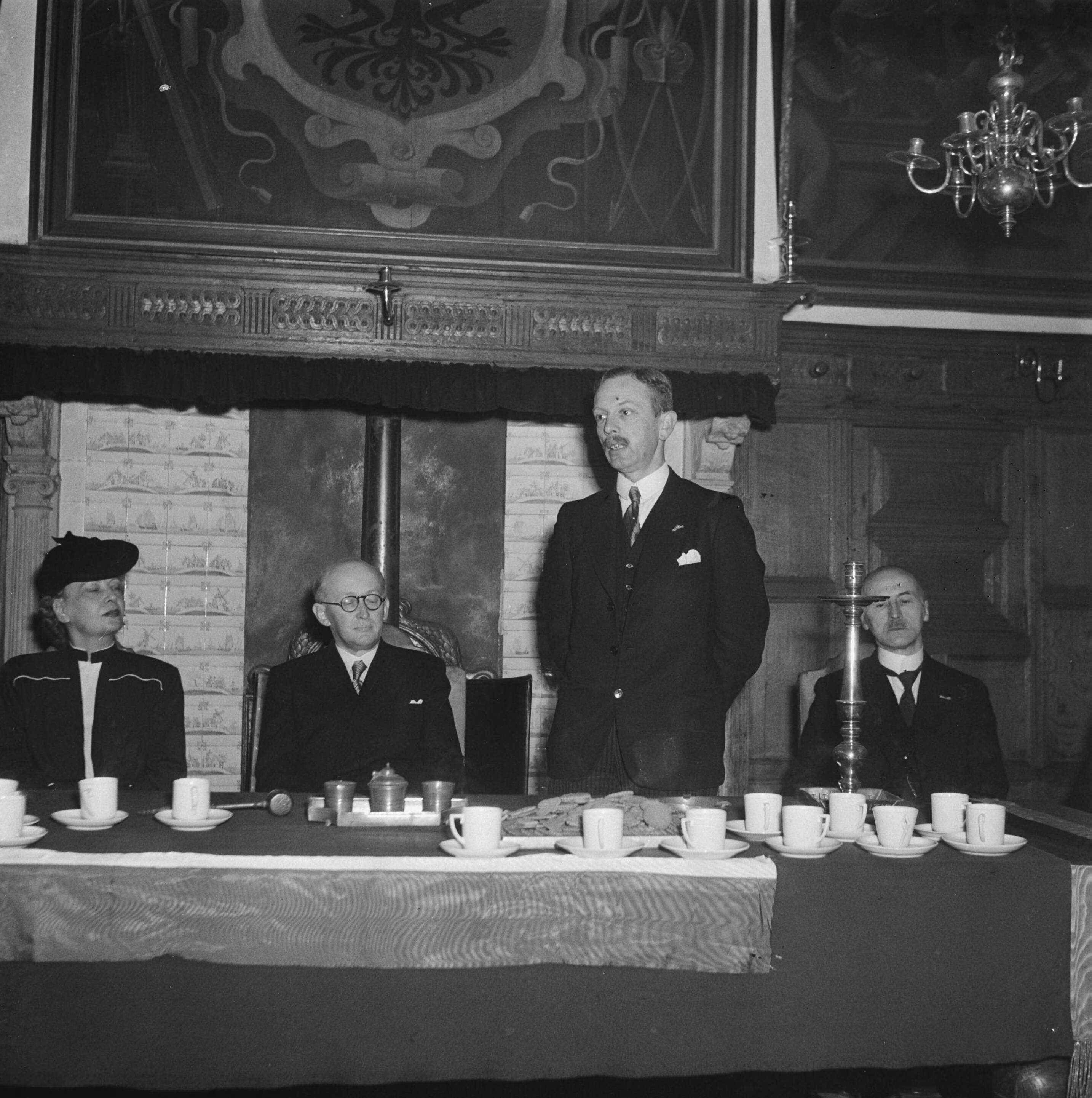 Fotocollectie Anefo — Tsjechische gezant dankt de burgemeester van Naarden tijdens herdenkingsbijeenkomst Comenius — Foto: Fotograaf Onbekend / Anefo. Licentie: Set B: Rechtenvrij / Publiek Domein. Bron: Nationaal Archief. http://hdl.handle.net/10648/a89b38b2-d0b4-102d-bcf8-003048976d84