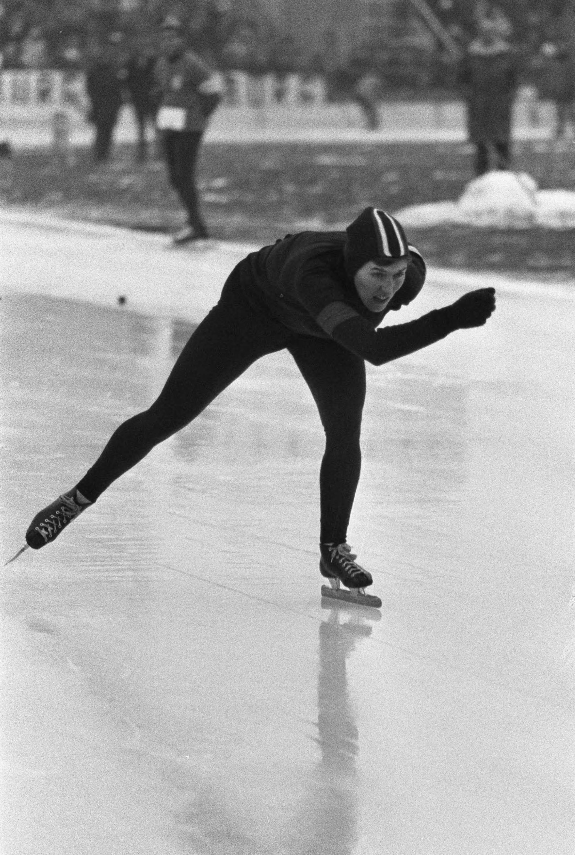 Nederlandse kampioenschappen schaatsen dames en heren te Deventer. — Ned. kampioenschappen schaatsen dames en heren te Deventer. Attje Keulen-Deelstra in aktie, 17 18 Elly van der Brom in aktie — Foto: Fotograaf Onbekend / Anefo. Licentie: Set B: Rechtenvrij / Publiek Domein. Bron: Nationaal Archief. http://hdl.handle.net/10648/ab88cd8c-d0b4-102d-bcf8-003048976d84