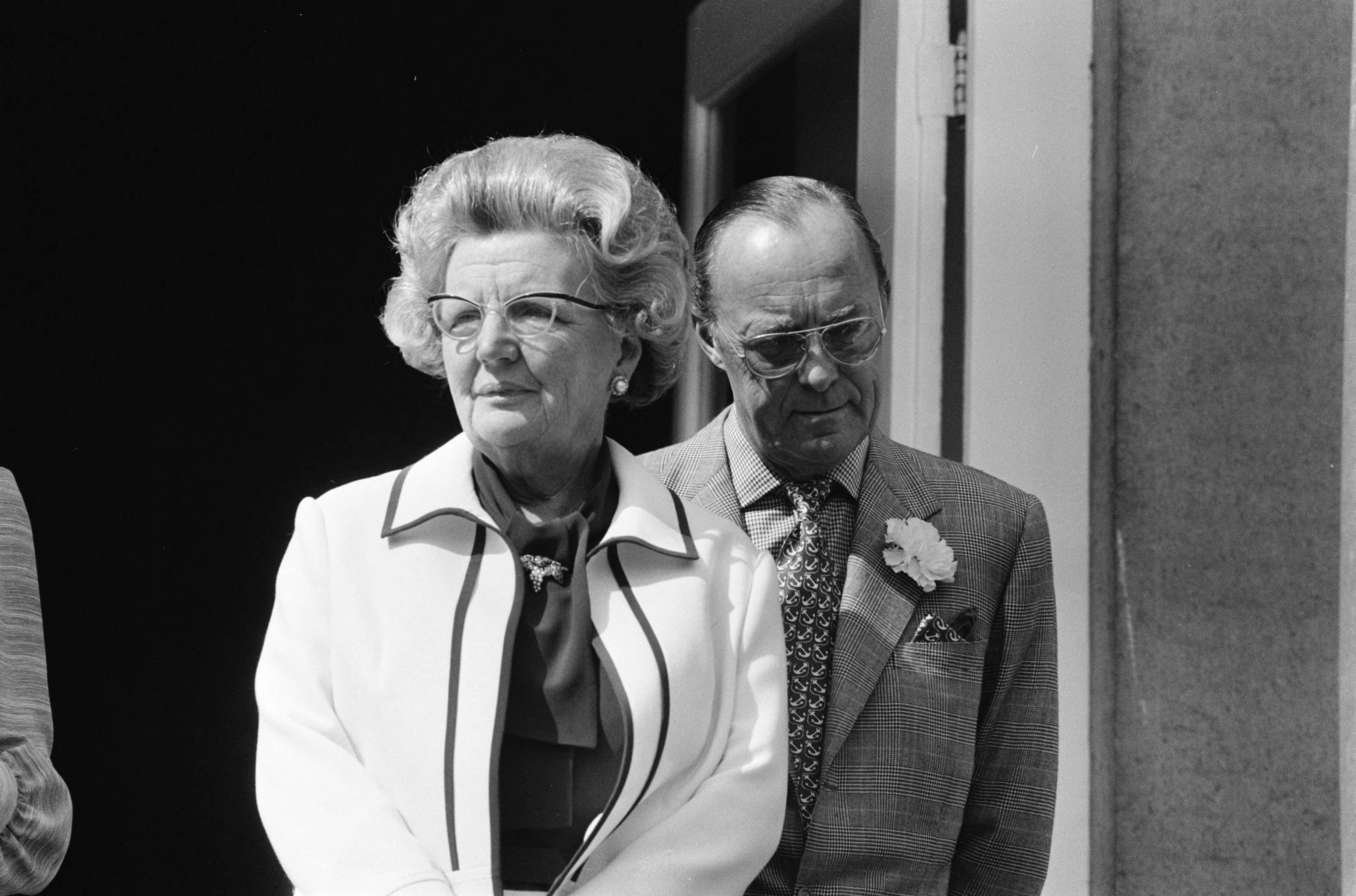 Defilé Paleis Soestdijk — Koningin Juliana en prins Bernhard op het bordes — Foto: Verhoeff, Bert / Anefo. Licentie: Set B: Rechtenvrij / Publiek Domein. Bron: Nationaal Archief. http://hdl.handle.net/10648/ac67b312-d0b4-102d-bcf8-003048976d84