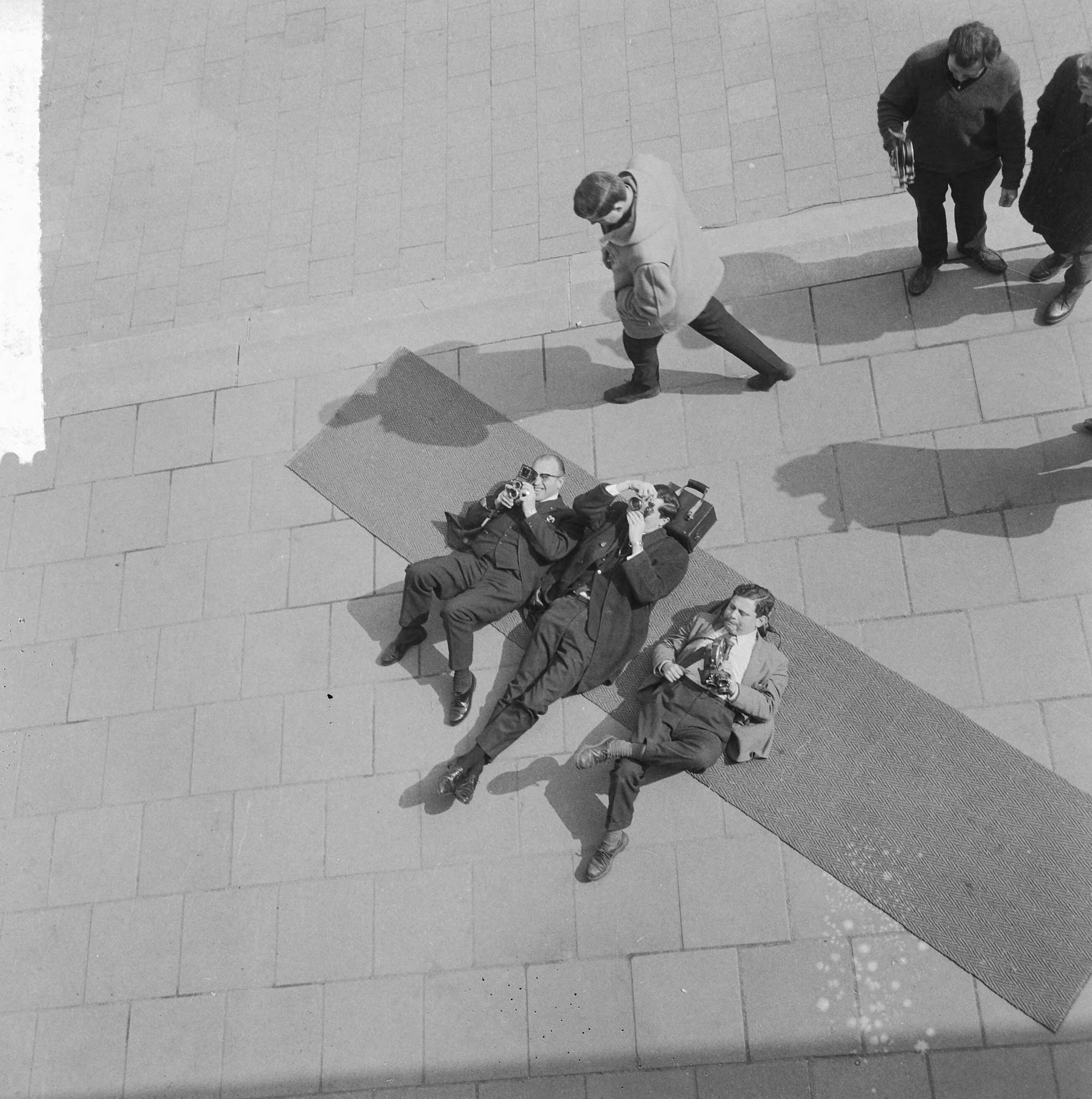 Fotocollectie Anefo — Kamp Houtrust 1965 geopend door wethouder mr. M. Vrolijk van Den Haag, liggende fotografen gezien vanaf de toren — Foto: Nijs, Jac. de / Anefo. Licentie: Set B: Rechtenvrij / Publiek Domein. Bron: Nationaal Archief. http://hdl.handle.net/10648/aa9ee85c-d0b4-102d-bcf8-003048976d84