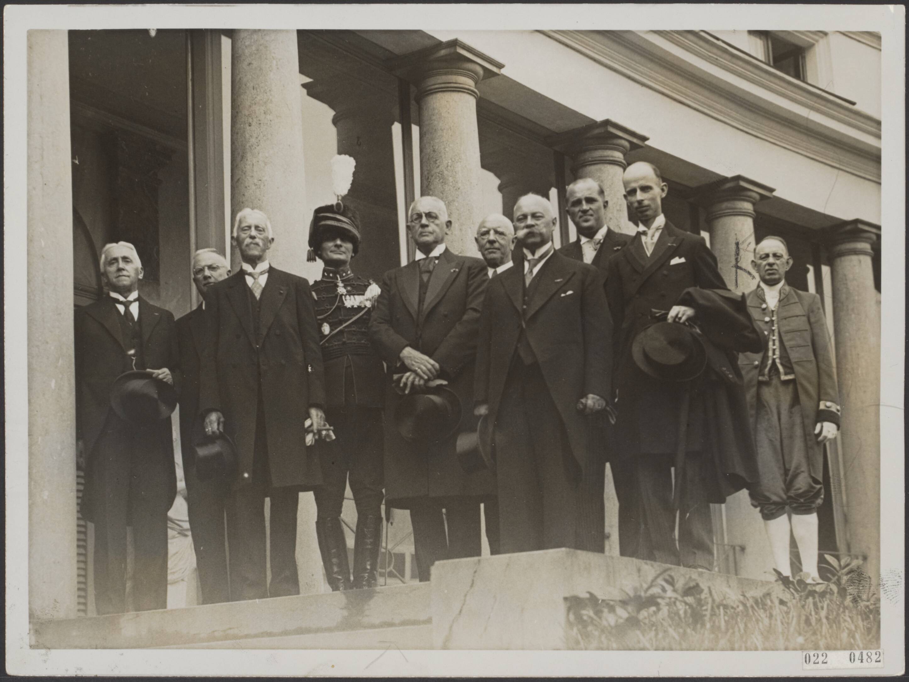 Fotocollectie Elsevier Binnenland — Beediging van kabinet de Geer op Paleis Soestdijk. Vlnr: G. Bolkenstein (Onderwijs), dr. J. v.d. Tempel (Sociale Zaken), jhr. mr. D.J. de Geer (minister-president, Algemene Zaken en Financiën), luitenant-kolonel A.Q.H. Dijxhoorn (Defensie), Ch.J.I.M. Welter (Koloniën), ir. J.W. Albarda (Waterstaat), prof. mr. P.S. Gerbrandy (Justitie), mr. M.P.L. Steenberghe (Economische Zaken), mr. E.N. van Kleffens (Buitenlandse Zaken — Foto: N.V. Polygoon. Licentie: Set B: Rechtenvrij / Publiek Domein. Bron: Nationaal Archief. http://hdl.handle.net/10648/add23ace-d0b4-102d-bcf8-003048976d84