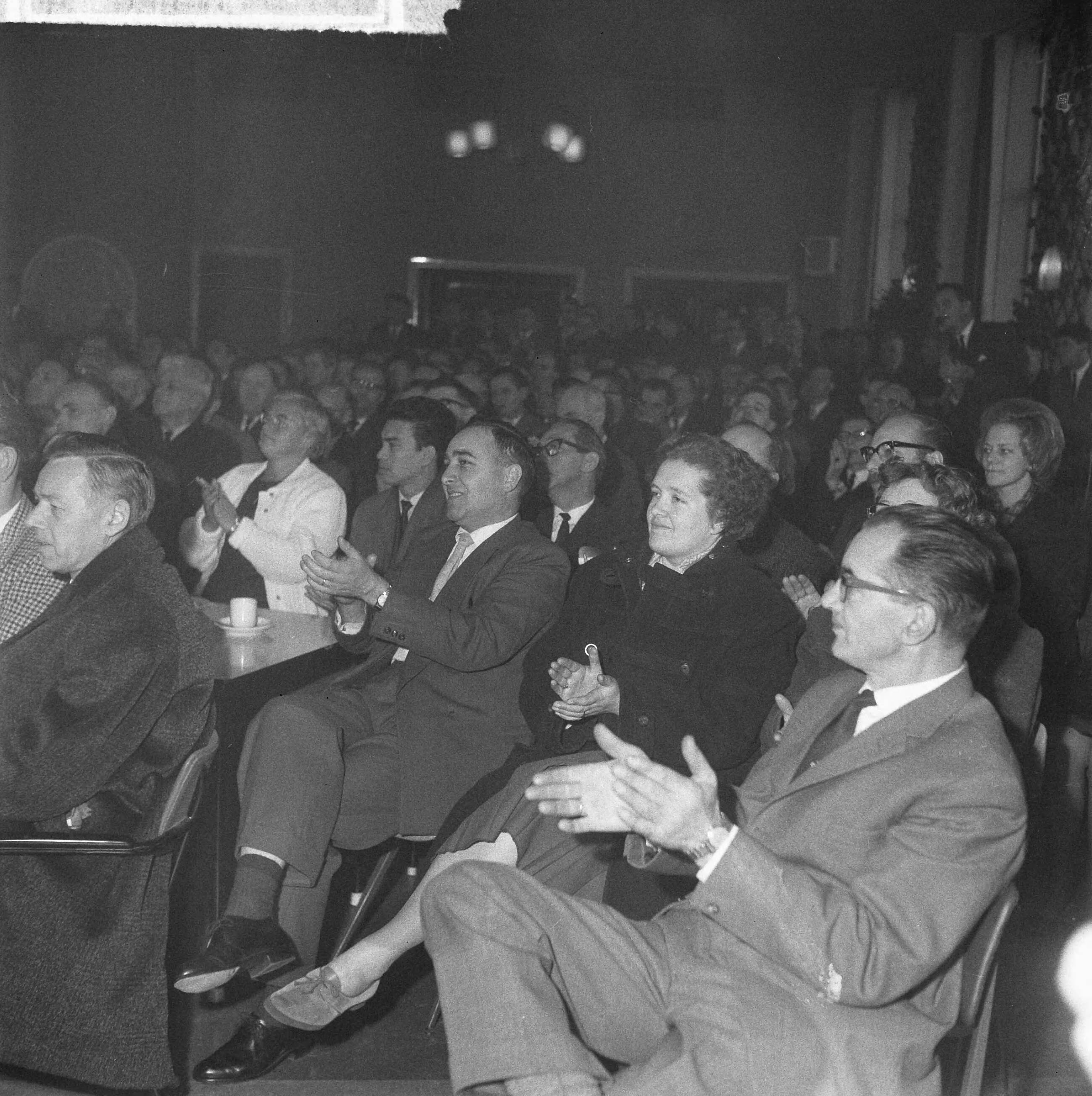 Fotocollectie Anefo — 500 PTT-ers protesteren tegen personeels- en promotiebeleid bij PTT in het Houtrustrestaurant te Den Haag — Foto: Gelderen, Hugo van / Anefo. Licentie: Set B: Rechtenvrij / Publiek Domein. Bron: Nationaal Archief. http://hdl.handle.net/10648/aa821a42-d0b4-102d-bcf8-003048976d84