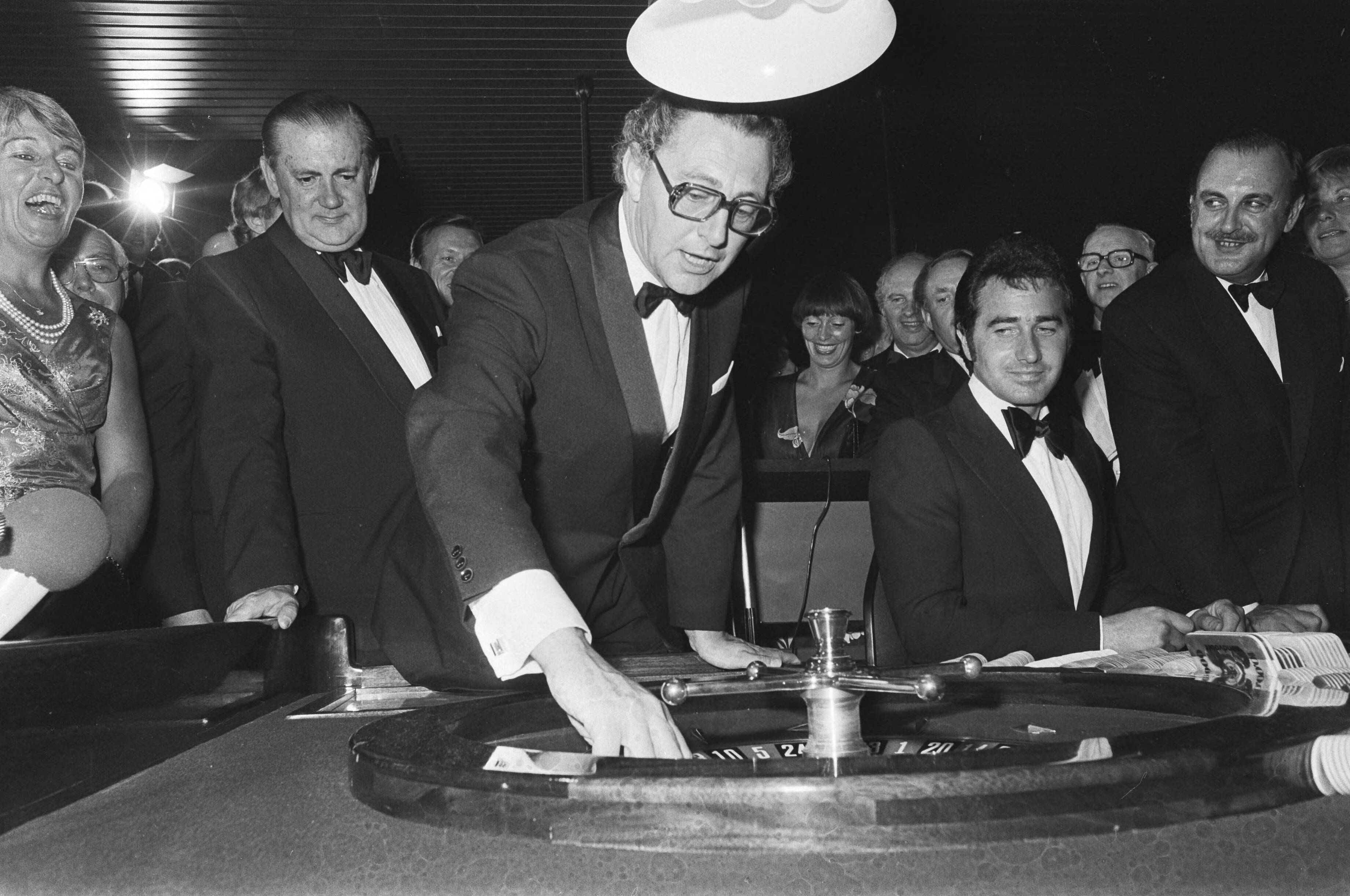 Fotocollectie Anefo — Opening Casino Zandvoort; Staatssecretaris Hazekamp verricht de opening, links kijkt Staatssecretaris Zeevalking toe — Foto: Peters, Hans / Anefo. Licentie: Set B: Rechtenvrij / Publiek Domein. Bron: Nationaal Archief. http://hdl.handle.net/10648/ac8cd868-d0b4-102d-bcf8-003048976d84